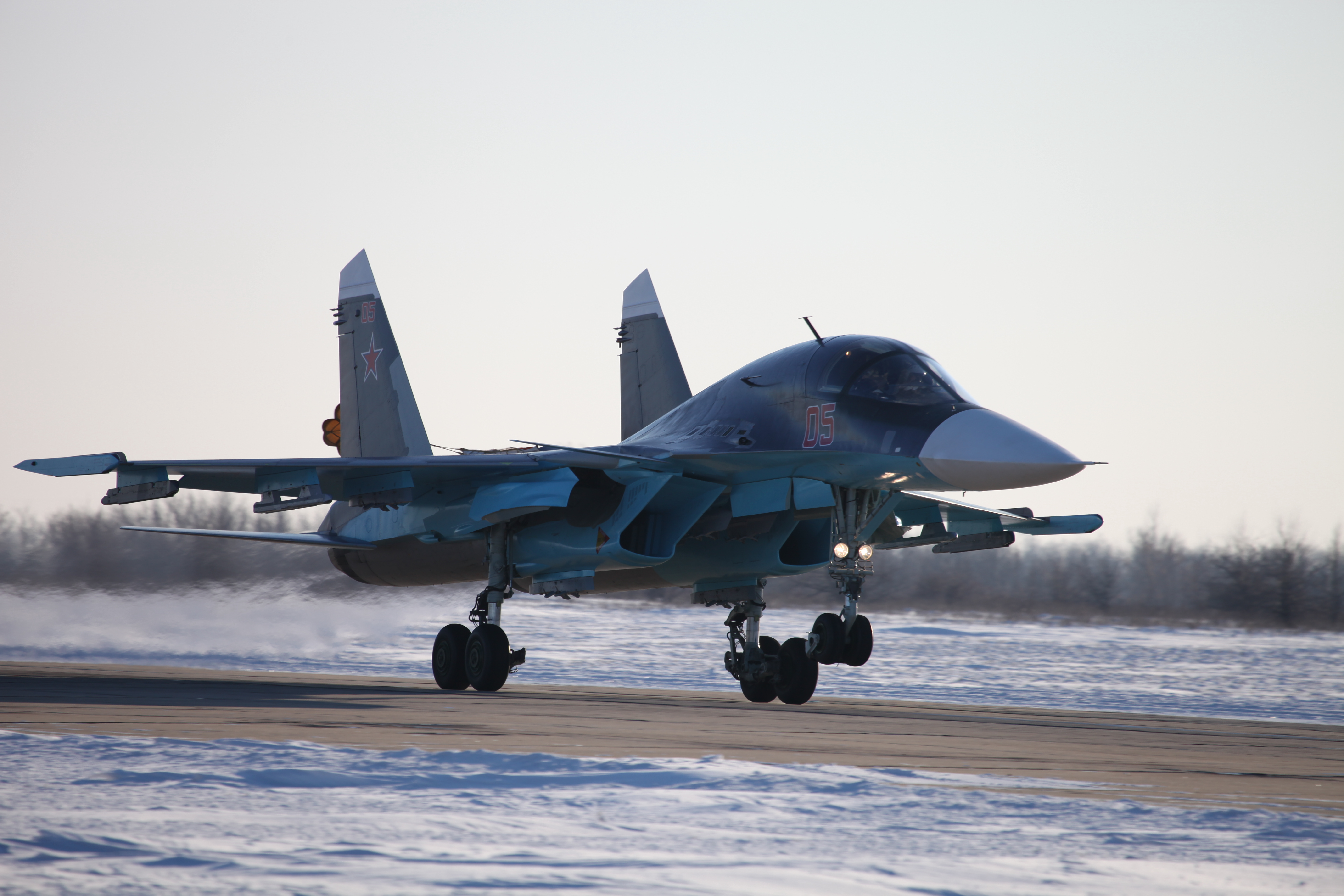 Су оту. Истребитель-бомбардировщик Су-34. Су-34 ВВС России. Су34 самолет. Су-34 с бомбами.