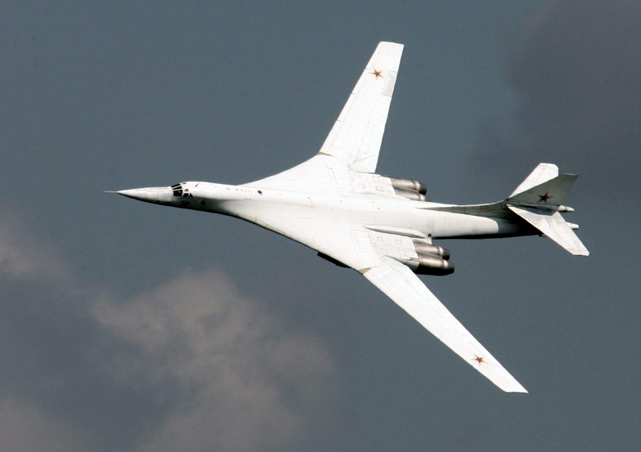 Скорость самолета лебедь. Бомбардировщик белый лебедь ту 160. Ту-160м белый лебедь. Ту-160 сверхзвуковой самолёт белый лебедь. Стратегический бомбардировщик России ту 160.