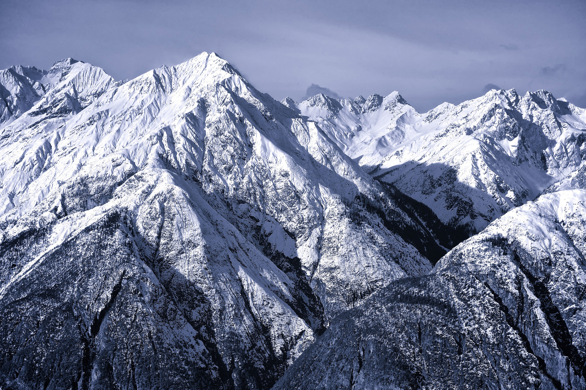 Gora. Гольцы горные вершины Альпы. Северные известняковые Альпы. Заснеженные горы Сванетия. Горная система Альп.