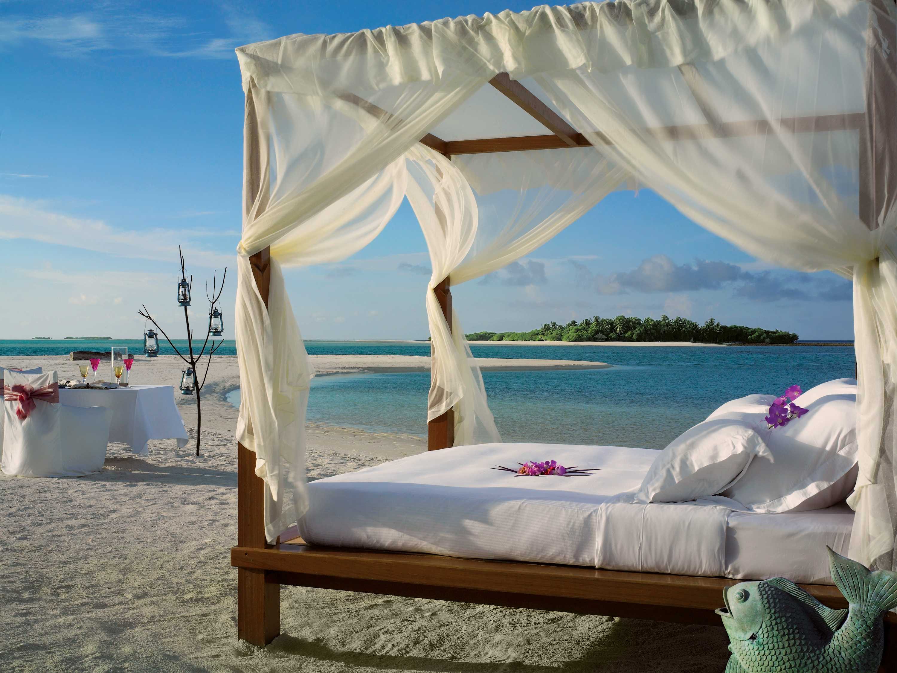Отдых с видом на море. Кровать на берегу моря. Кровать на пляже. Кровать с балдахином на пляже. Беседка у моря.