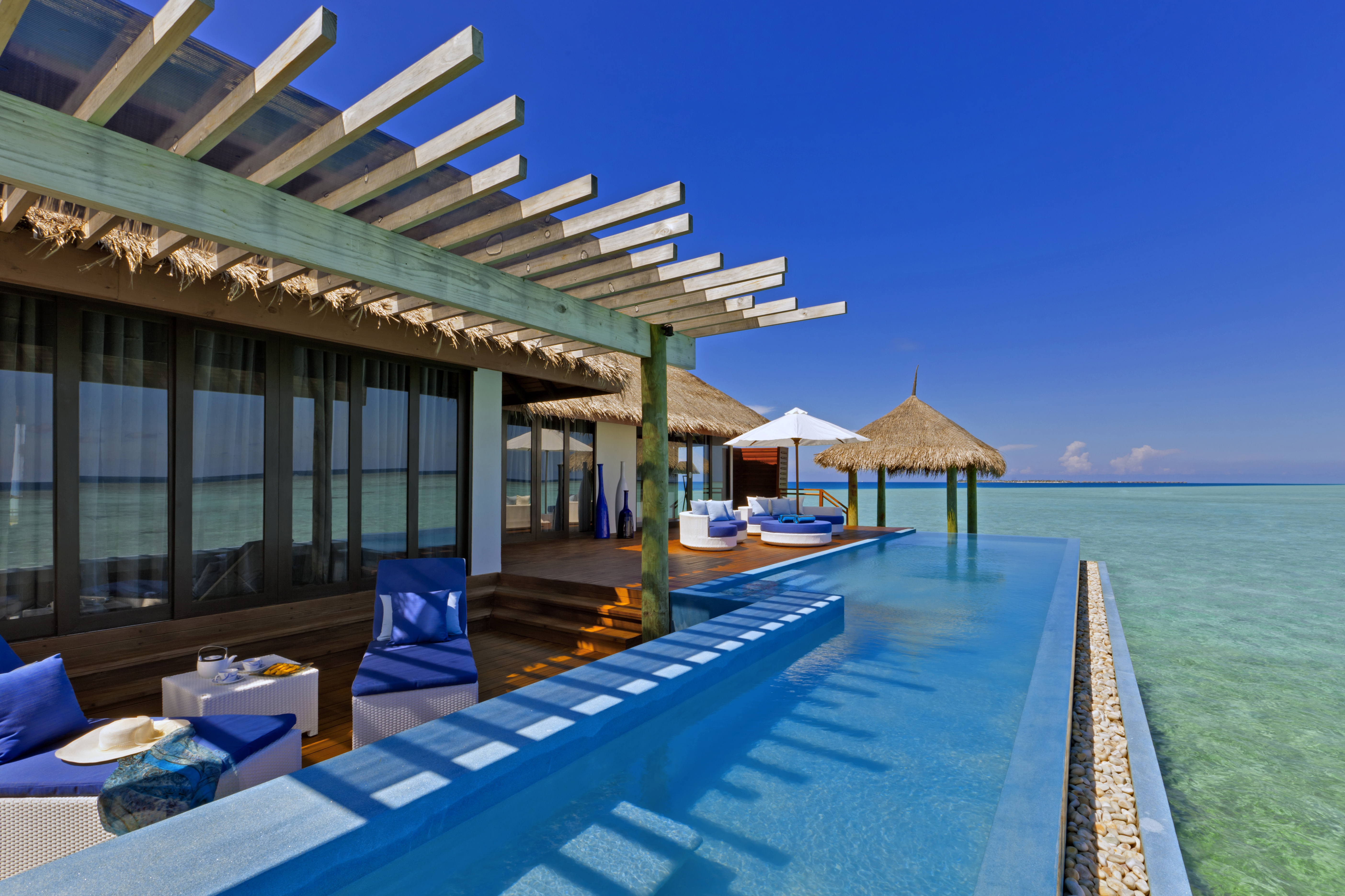Отели рядом с морем. Отель Velassaru, Мальдивы. Мальдивы бассейн в бунгало. Velassaru Maldives фото отеля. Velassaru Resort 5*.