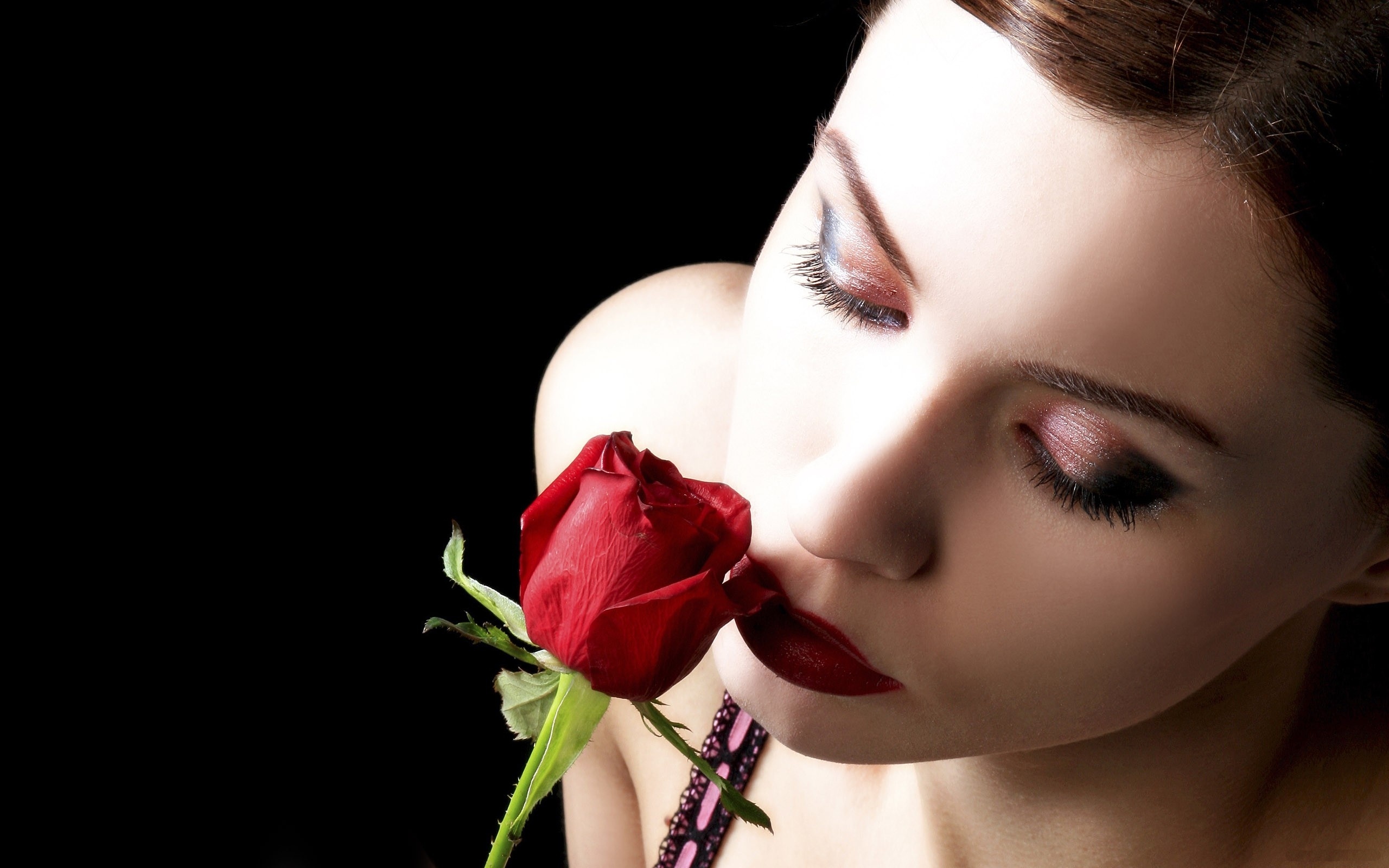 Девушка розы видео. Фотосессия с розами. Девушка с розой. Девушка с красными розами. Девушка с цветком.
