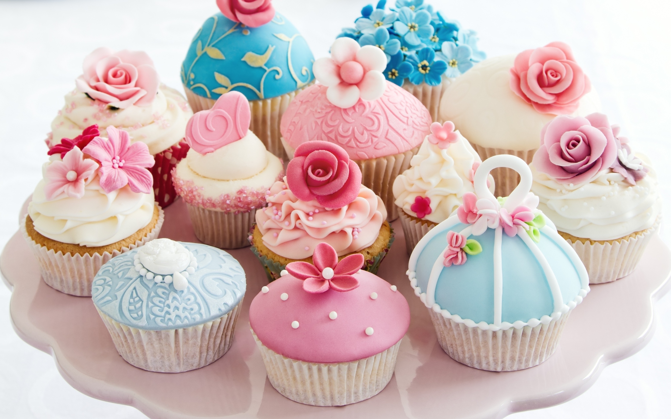 Обои цветы, крем для торта, формы, сердечко, сладкое, десерт, кексы, flowers, cream cake, form, heart, sweet, dessert, cupcakes разрешение 2560x1600 Загрузить