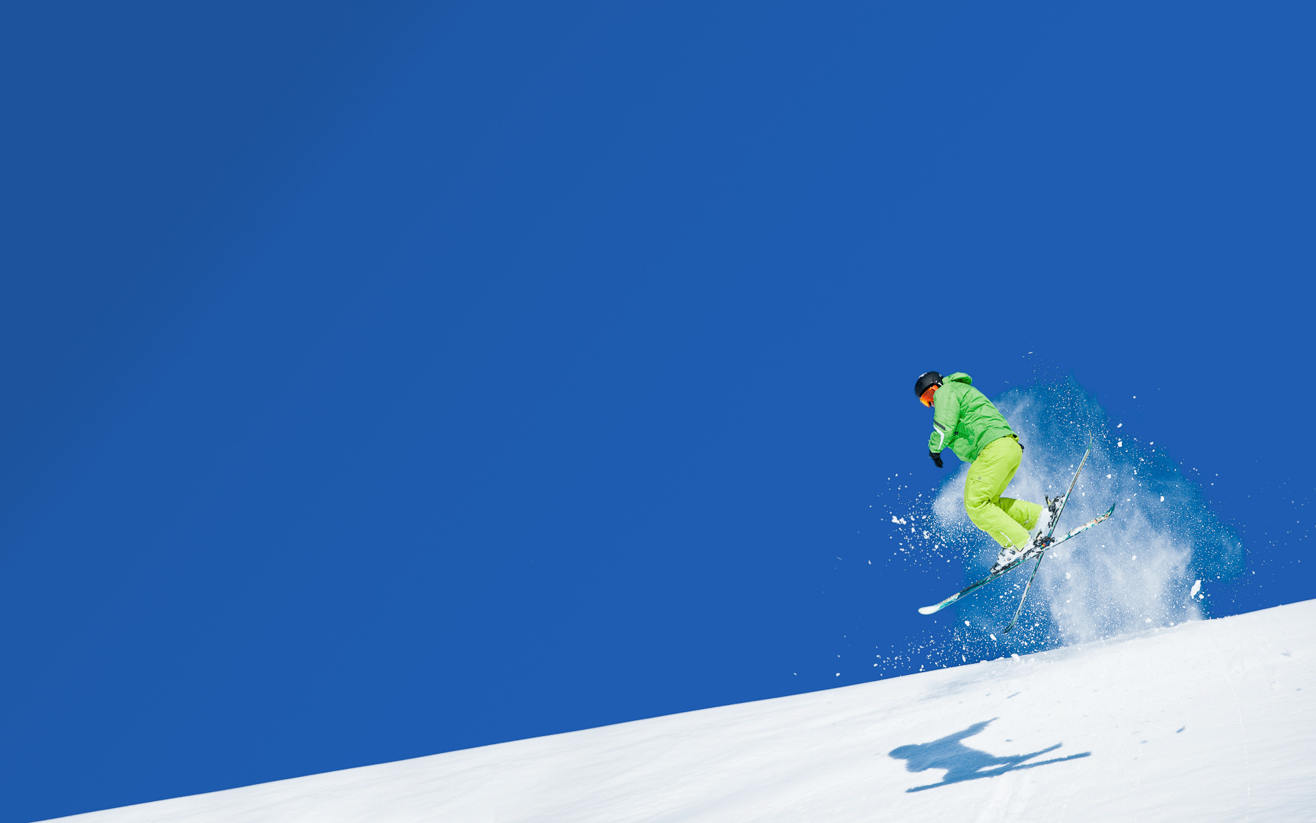 Обои горнолыжный спорт, небо, горы, снег, прыжок, спорт, лыжник, лыжи, экстрим, the sky, mountains, snow, jump, sport, skier, ski, extreme разрешение 1920x1200 Загрузить