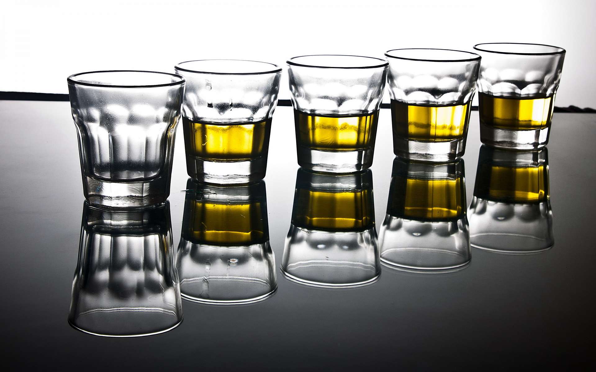 Обои напитки, стаканы, алкоголь, коньяк, виски, алкогольные, drinks, glasses, alcohol, cognac, whiskey, alcoholic разрешение 1920x1200 Загрузить