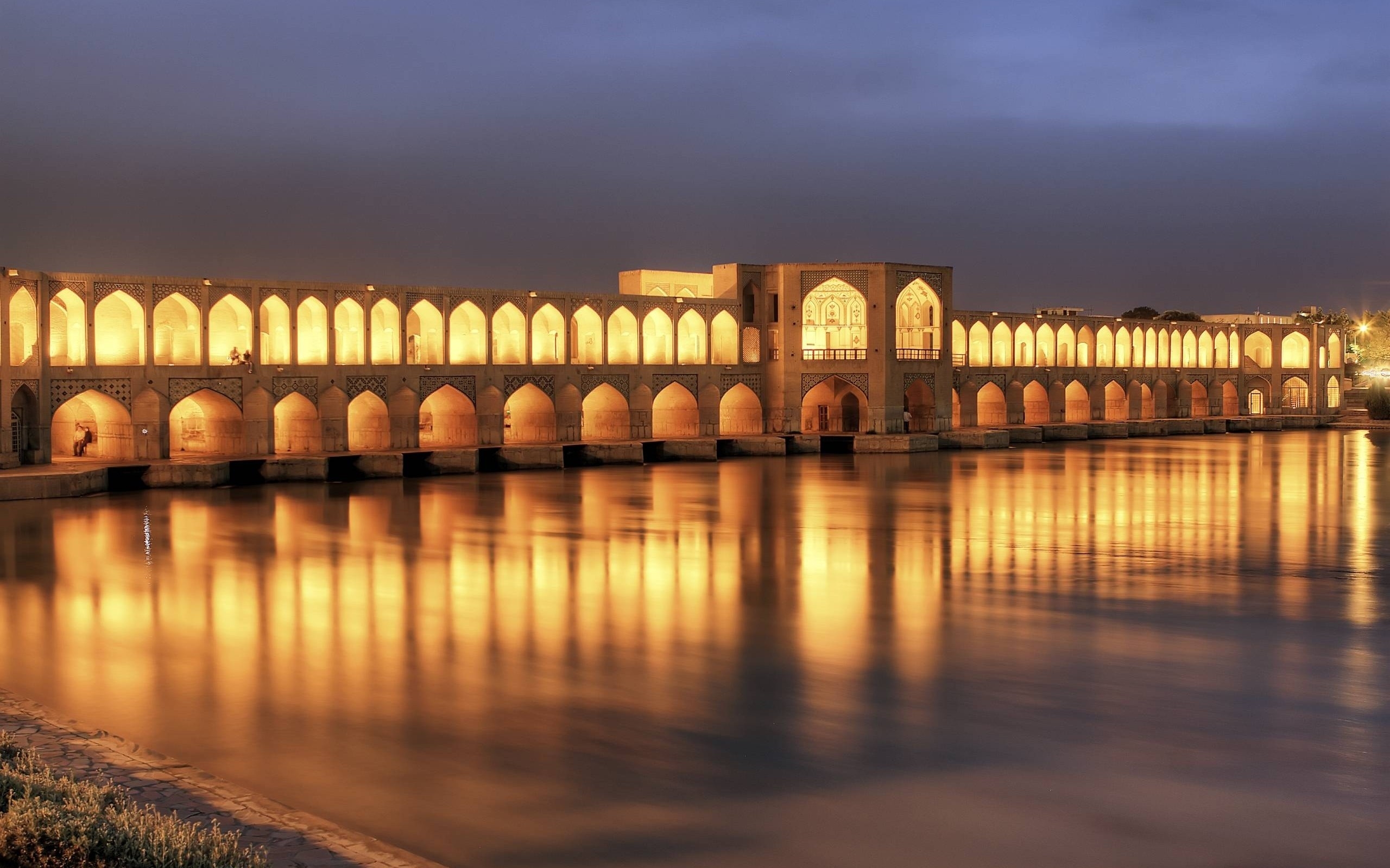 Обои свет, вода, отражение, иран, исфахан, мост хаджу, хаджу, light, water, reflection, iran, isfahan, bridge hajj разрешение 2560x1600 Загрузить