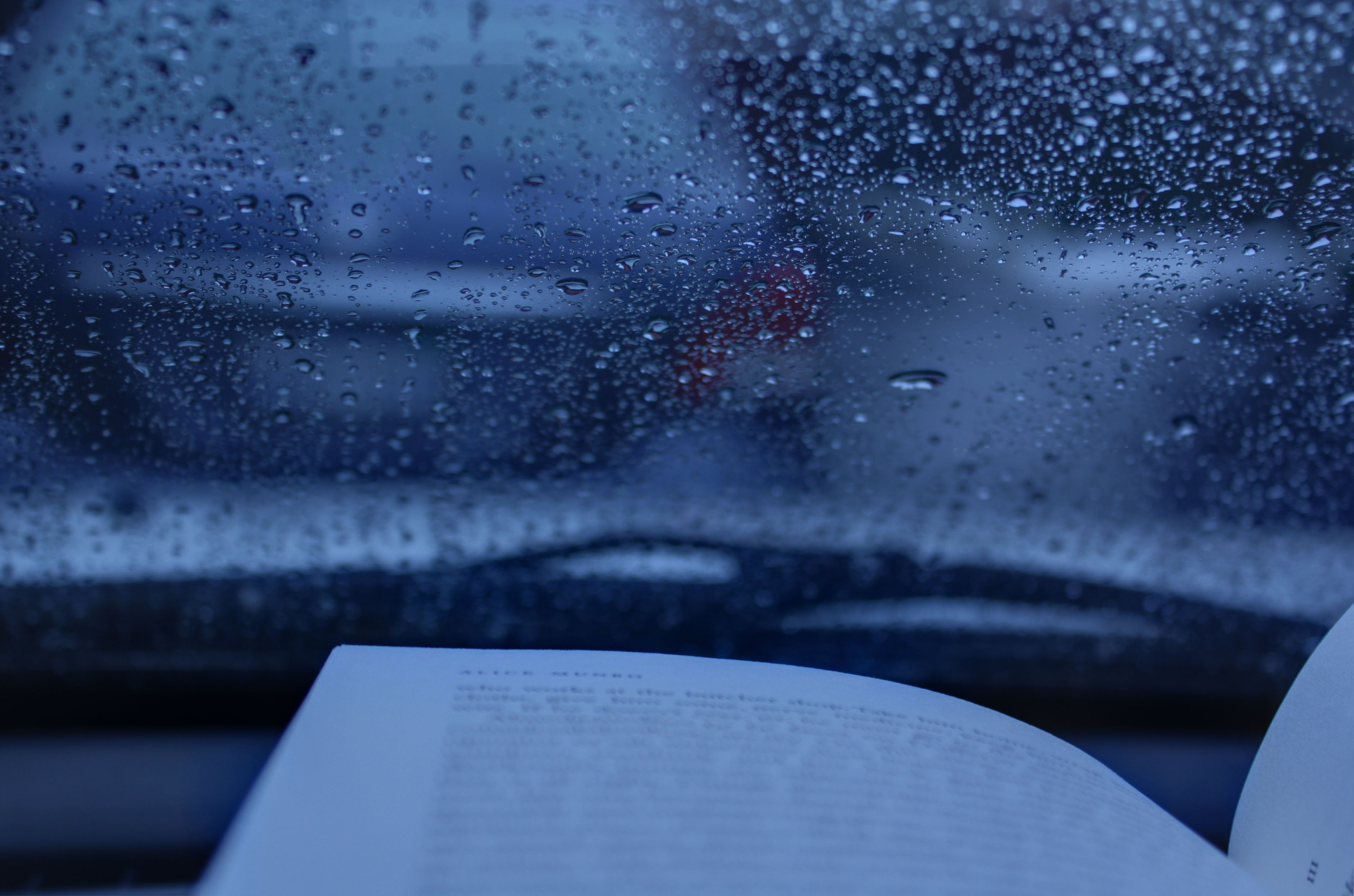 Автомобиль под каплями дождя скачать