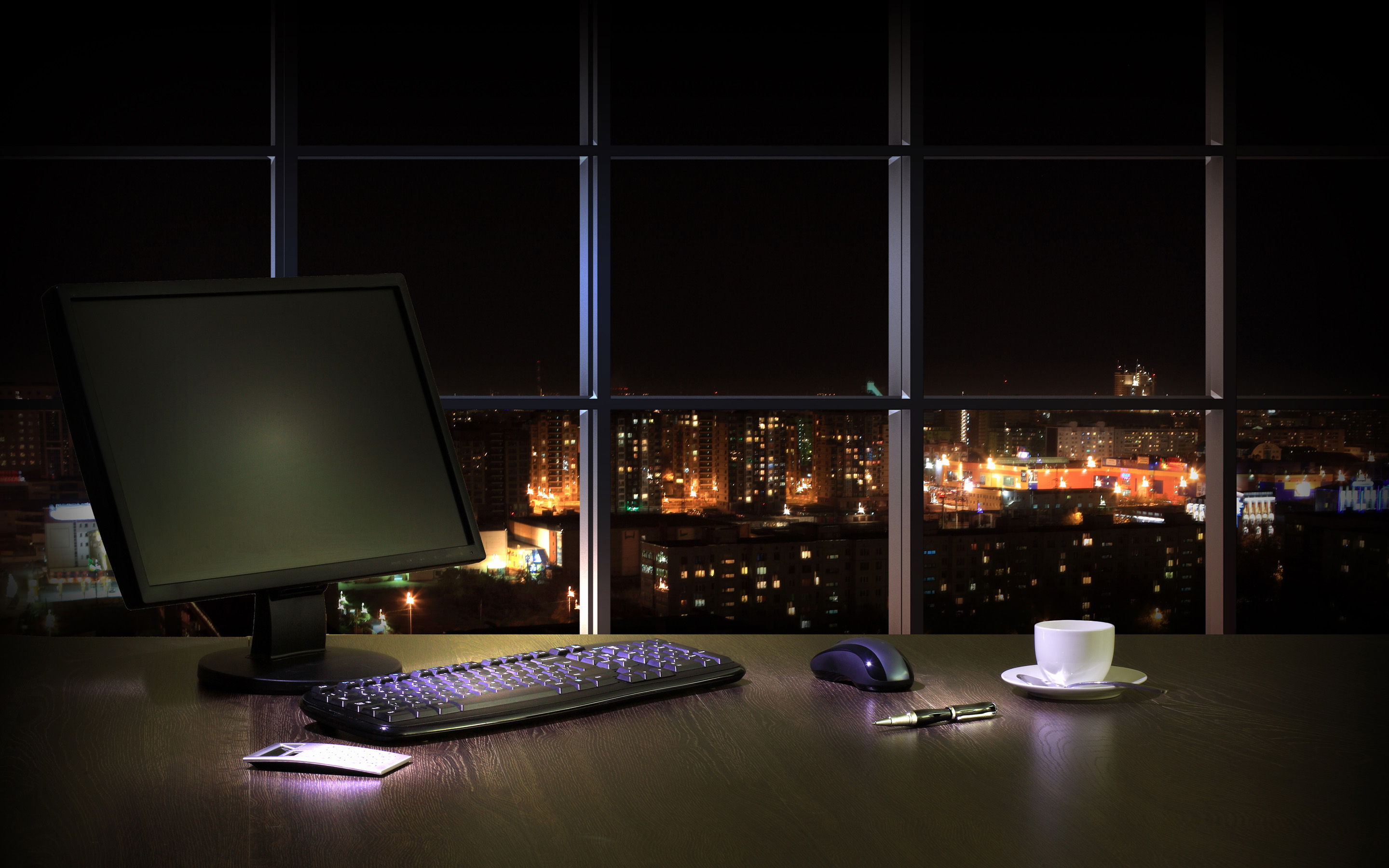 Окна на экране монитора. Стол рабочий офисный. Красивый рабочий стол. Ноутбук в интерьере. Красивый компьютер.