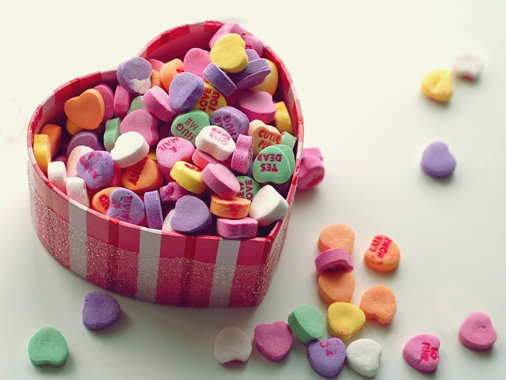 Обои конфеты, сладости, сердце, сердечки, коробка, makro, serdce, lyubov, serdechki, shkatul, разнцветные, raznocvetnye, candy, sweets, heart, hearts, box разрешение 1920x1440 Загрузить
