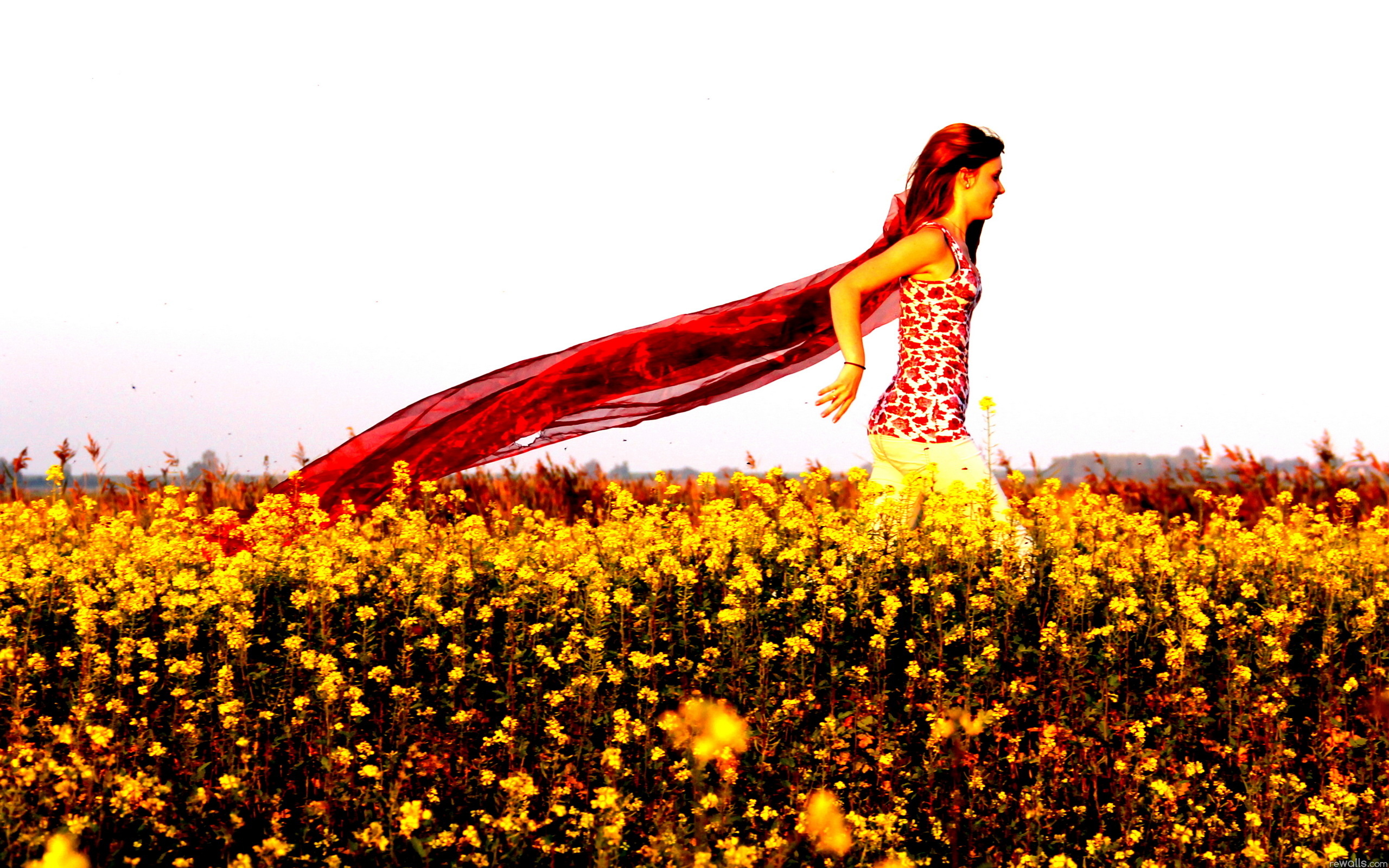 девушка платье красное поле бесплатно