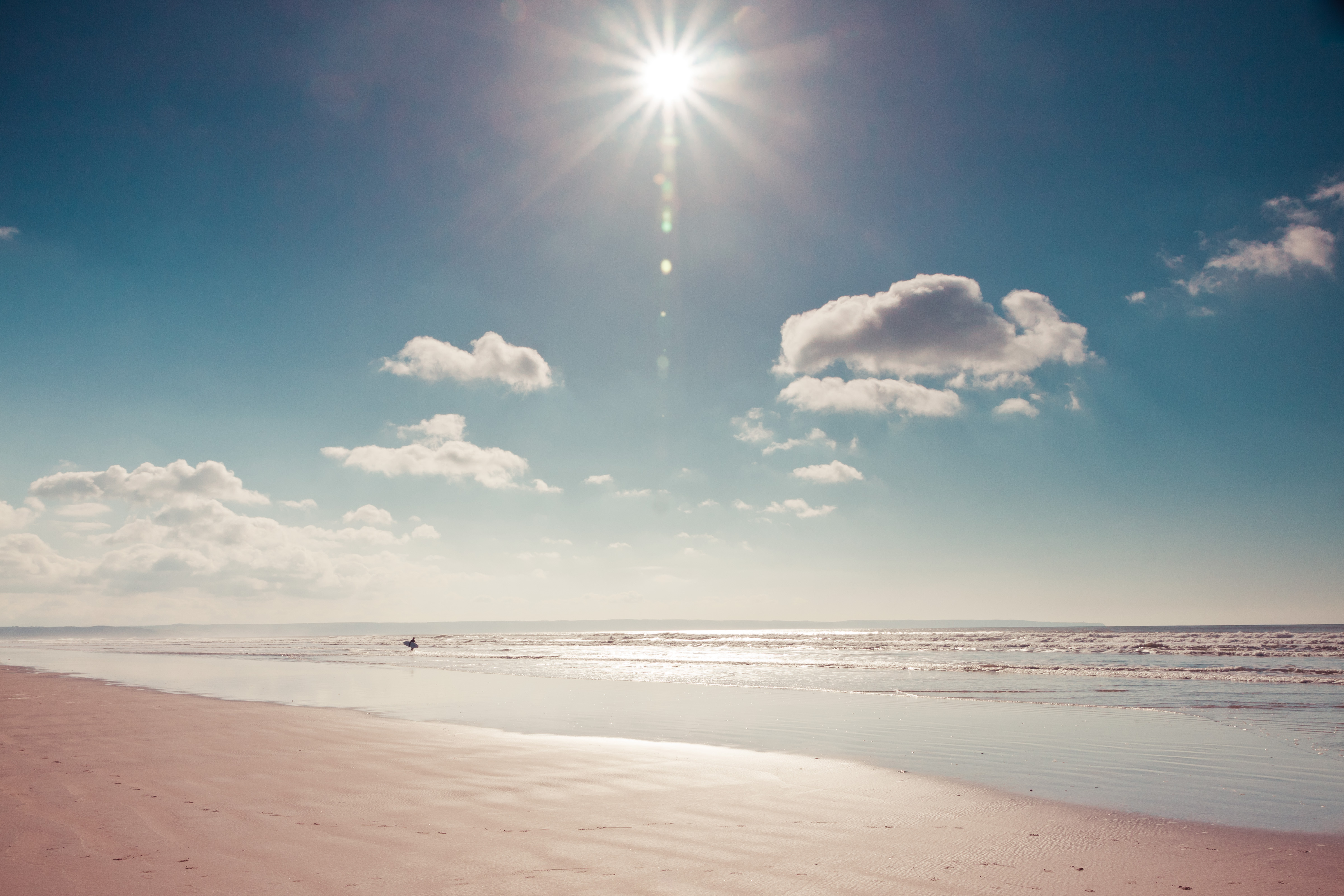 Sea beach. Море солнце. Солнце пляж. Солнечное небо. Море солнце пляж.