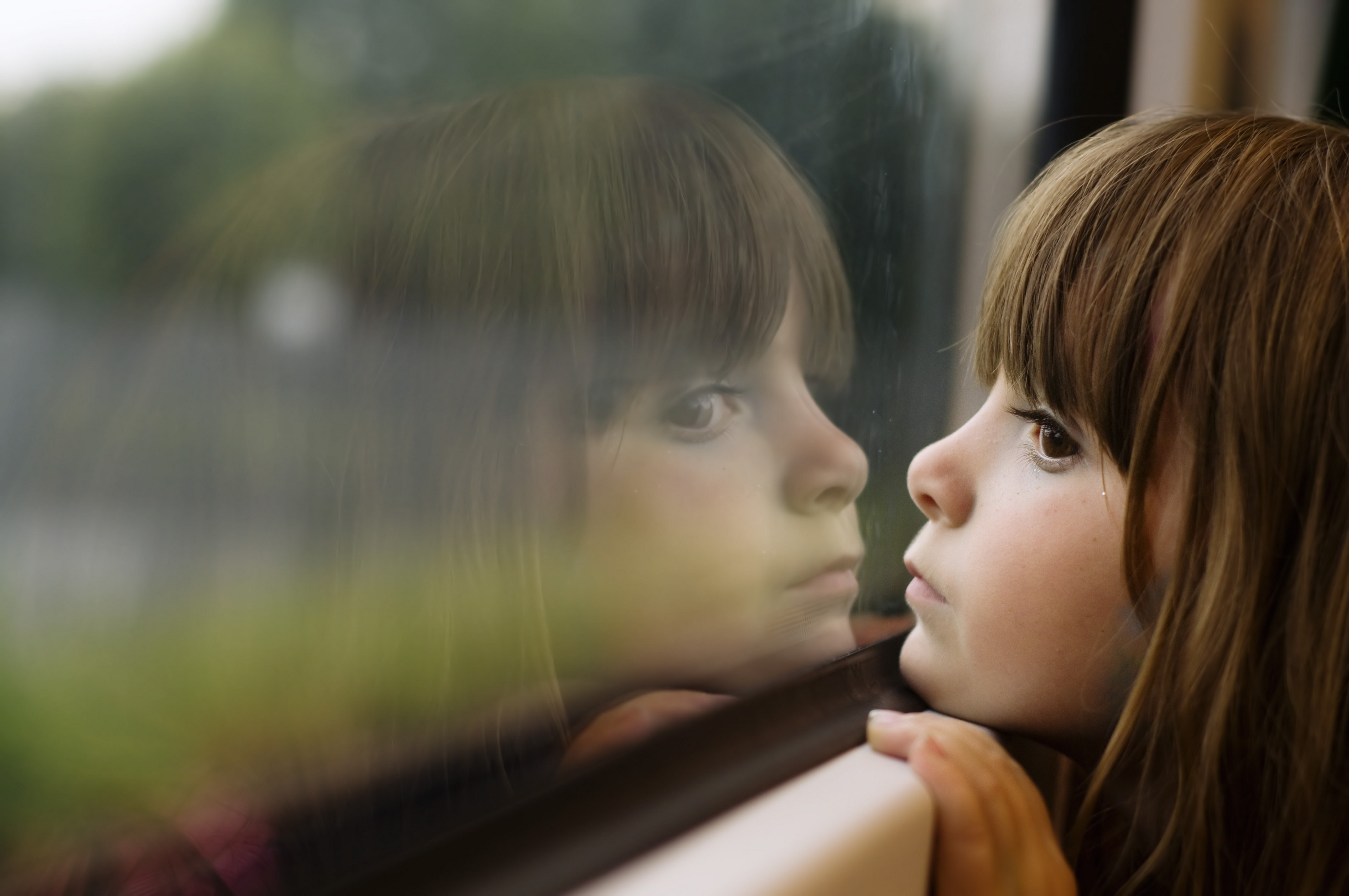 Доверие 6 5. Грустный ребенок. Девочка грустит. Маленькая девочка у окна. Девочка смотрит в окно.