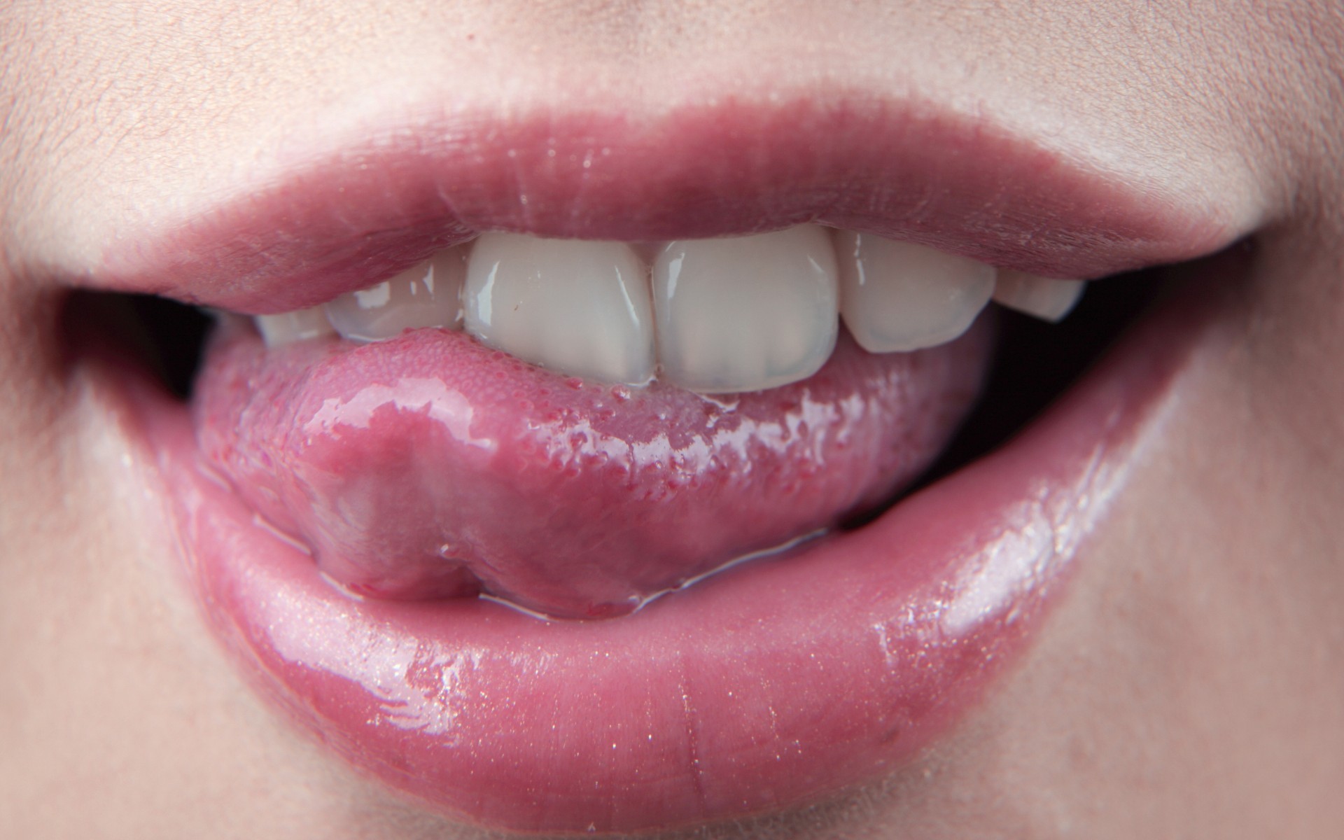 Обои девушка, губы, лицо, зубки, язычок, girl, lips, face, teeth, tongue разрешение 1920x1200 Загрузить