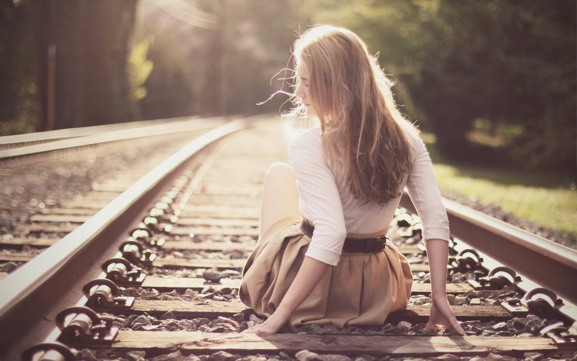 Обои железная дорога, рельсы, девушка, настроение, блондинка, длинные волосы, сидя, солнечный свет, railroad, rails, girl, mood, blonde, long hair, sitting, sunlight разрешение 1920x1200 Загрузить