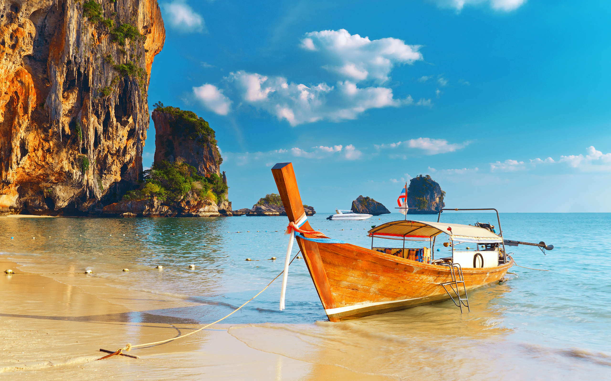 Обои скалы, пляж, лодка, таиланд, тропики, rocks, beach, boat, thailand, tropics разрешение 2560x1600 Загрузить