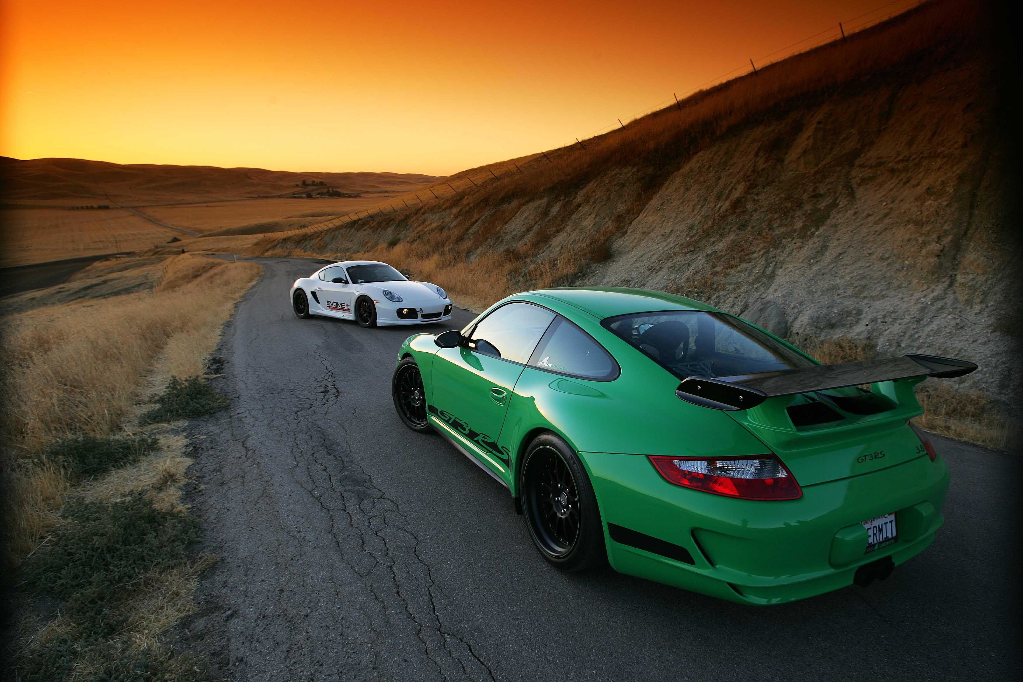 Зеленый автомобиль на дороге. Porsche 911 gt3. Porsche 911 gt3 2560*1440. Порше 911 зеленый обои. Машина 1280 1024.