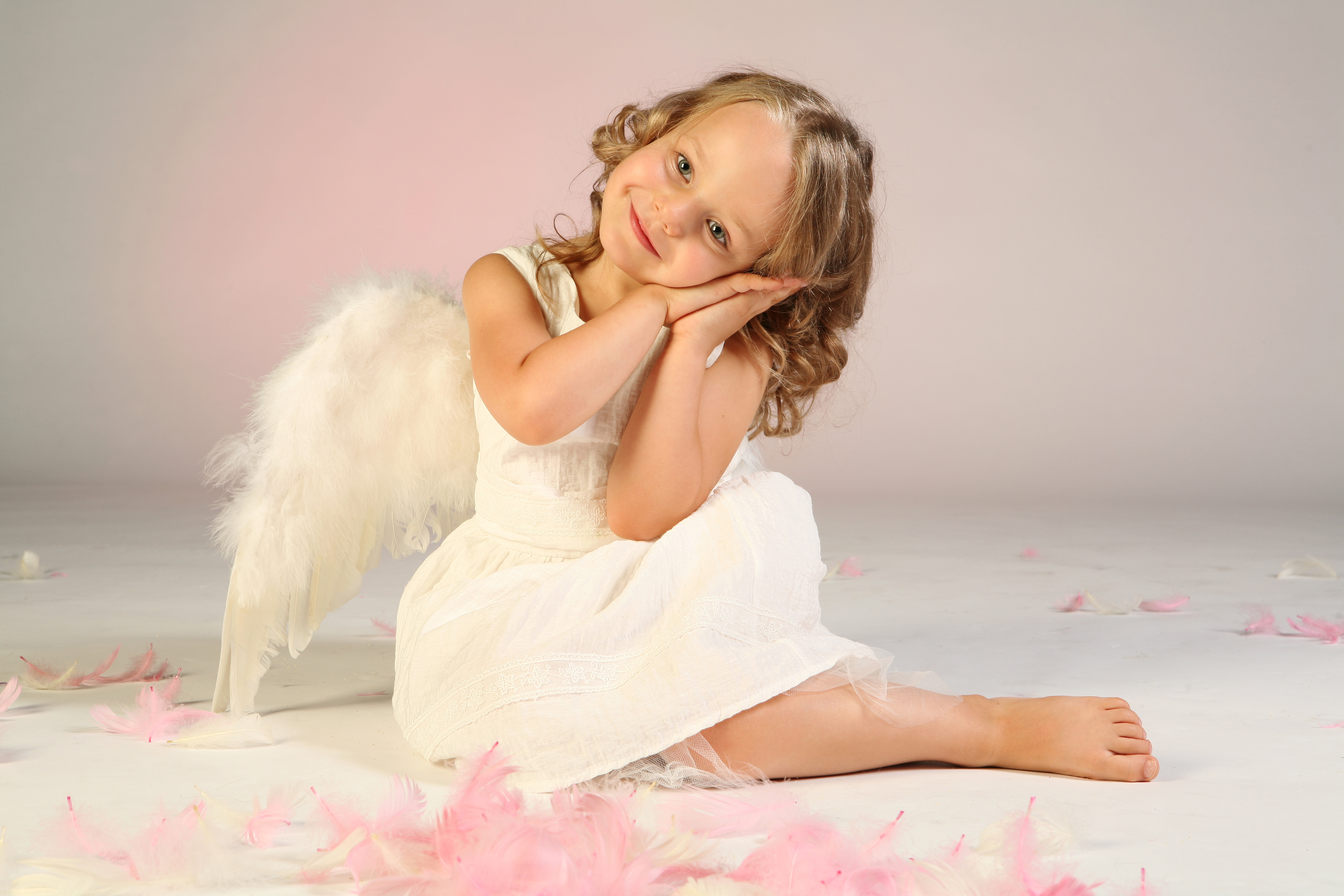 Little girl models 8 12 private. Литтл Энджел. Ребенок с крыльями ангела. Маленький ангел. Девочка.