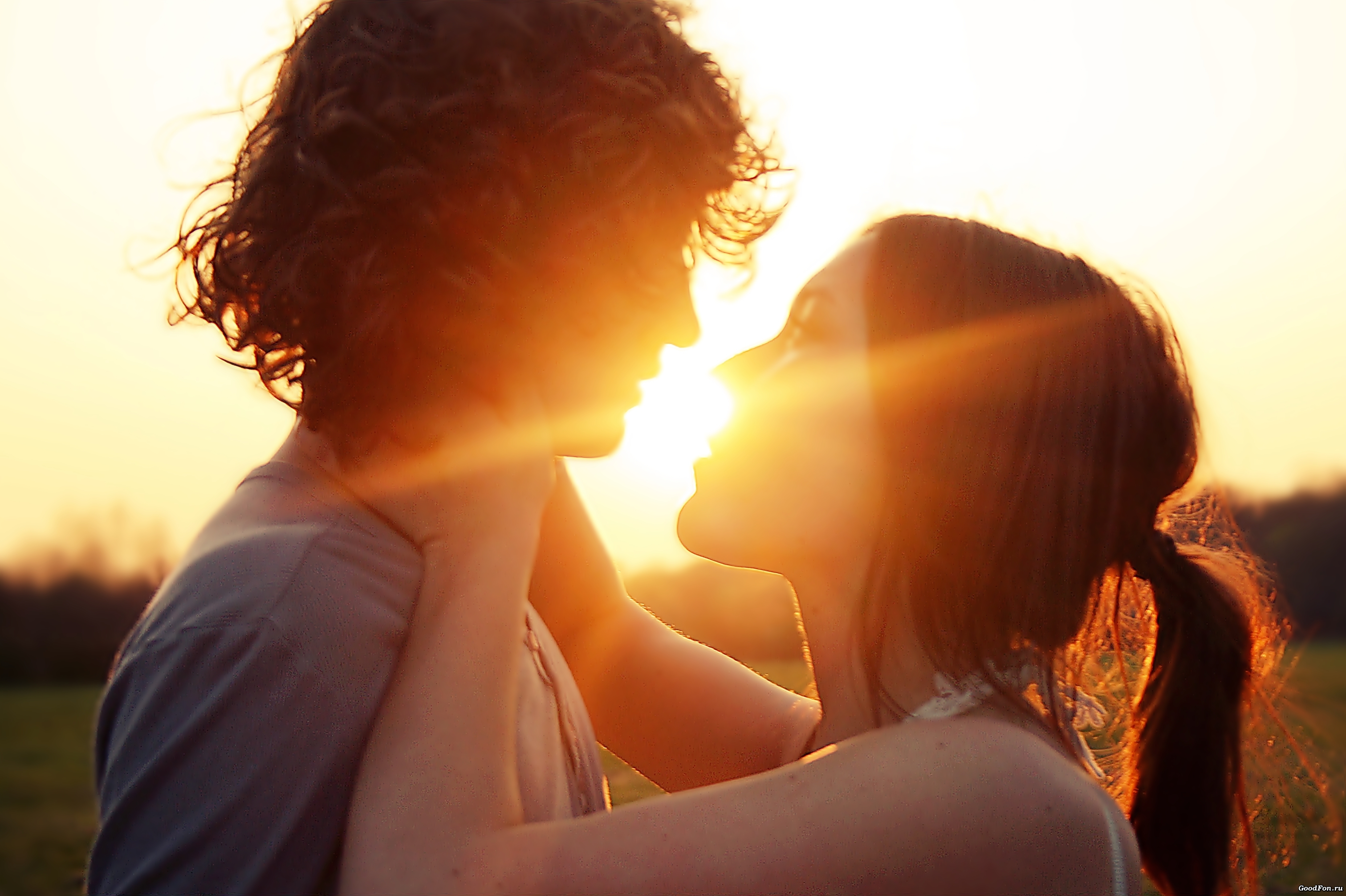 Поцелуй на фоне солнца бесплатно
