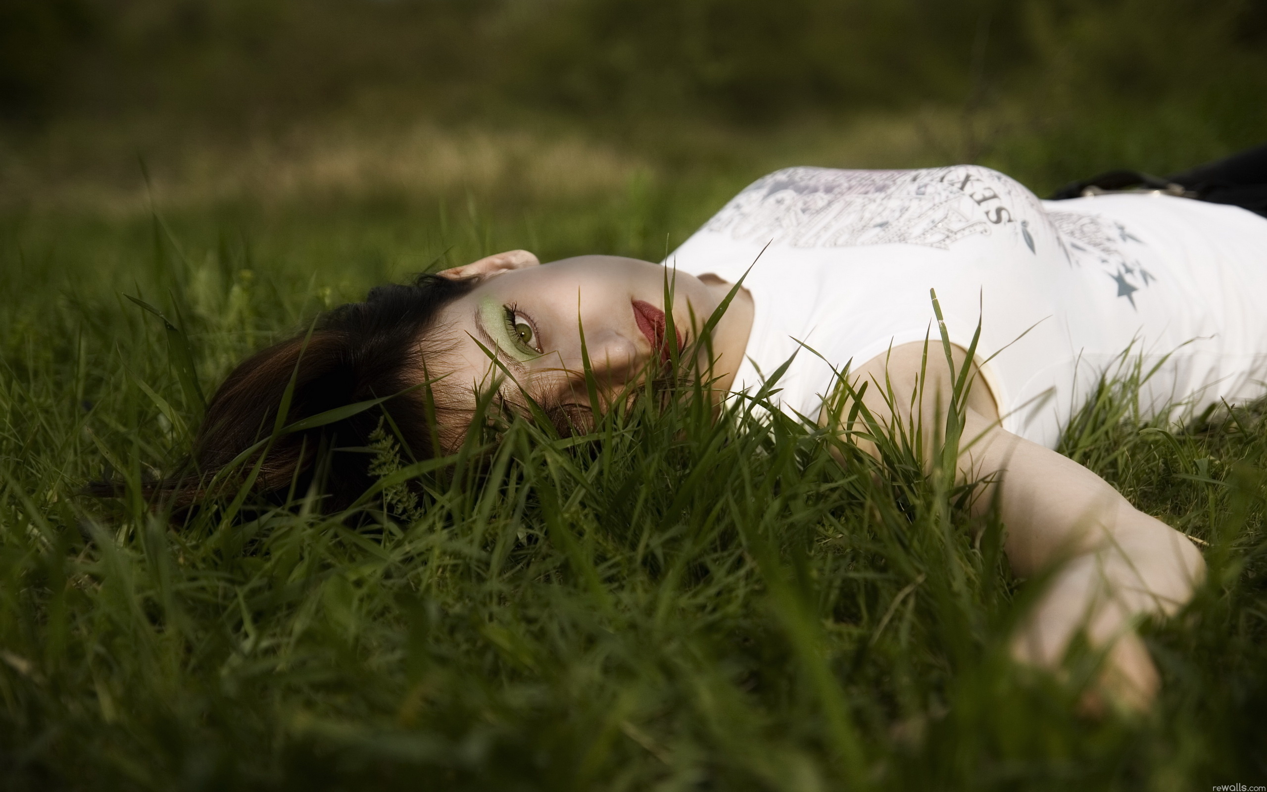 К чему снится мертвая женщина живой. Девушка лежит на траве. Фотосессия на траве.