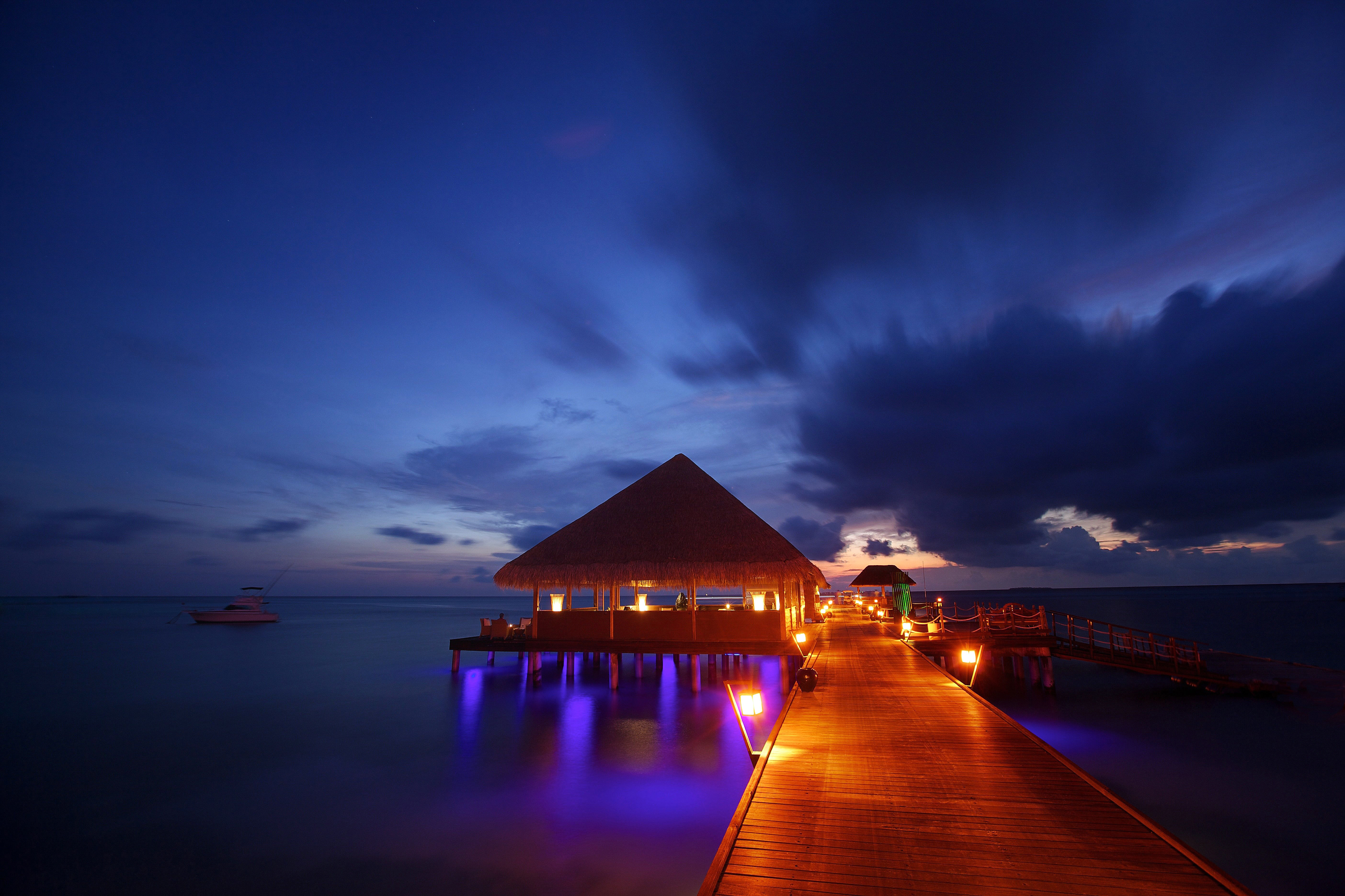 Вечер на рабочий стол. Мальдивы бунгало Пирс. Остров Ваадху Мальдивы. Сансет Бич Мальдивы. Океан Мальдивы закат бунгало.