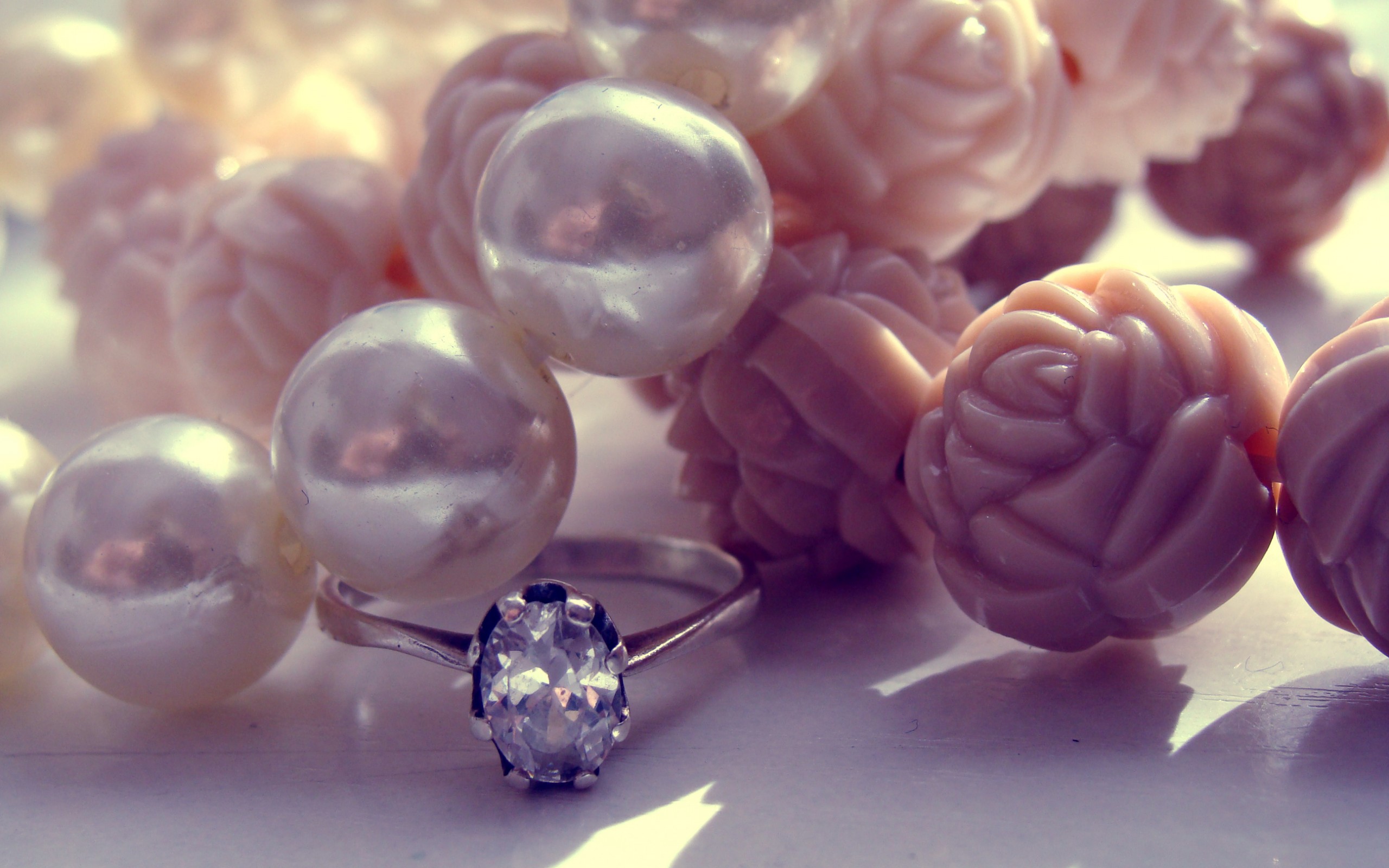Обои розы, кольцо, украшение, жемчуг, бриллиант, жемчужины, платина, ювелирные изделия, roses, ring, decoration, pearl, diamond, pearls, platinum, jewelry разрешение 2560x1600 Загрузить
