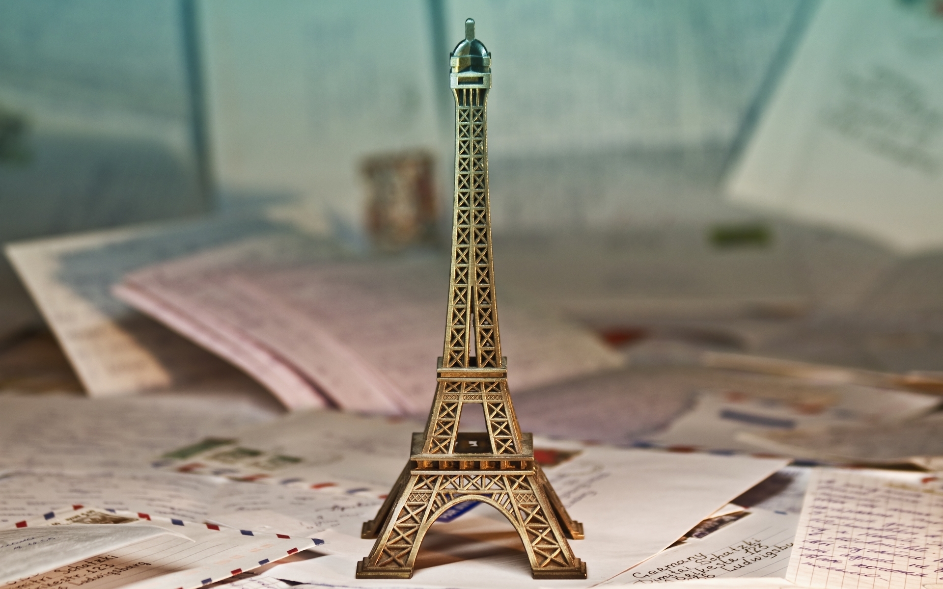 Обои статуэтка, эйфелева башня, бронза, письма, конверты, сувенир, figurine, eiffel tower, bronze, letters, envelopes, souvenir разрешение 1920x1200 Загрузить