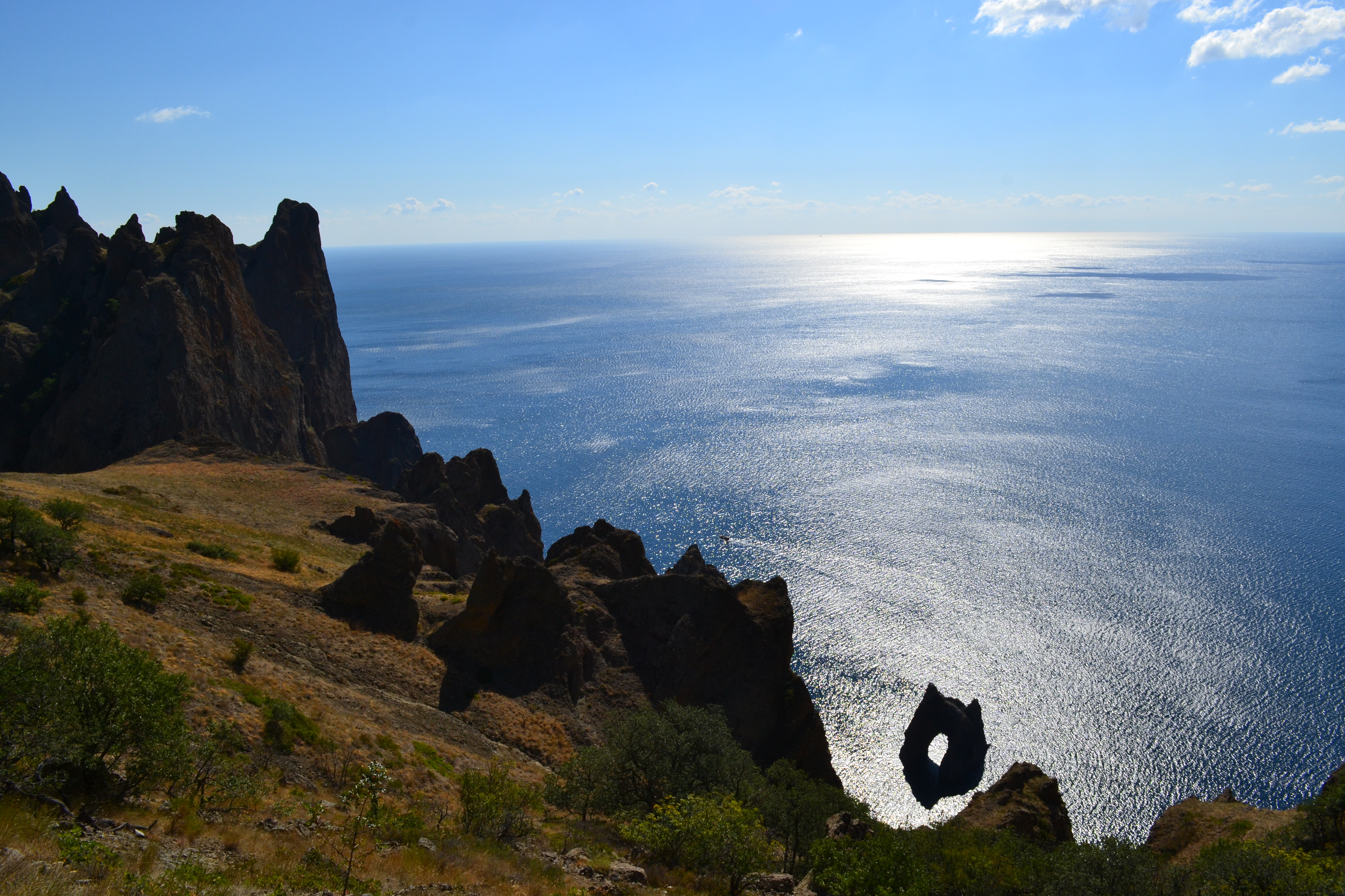 Высота скал в крыму. Гора Карадаг золотые ворота. Море горы Карадаг Крым. Коктебель вулкан Карадаг.