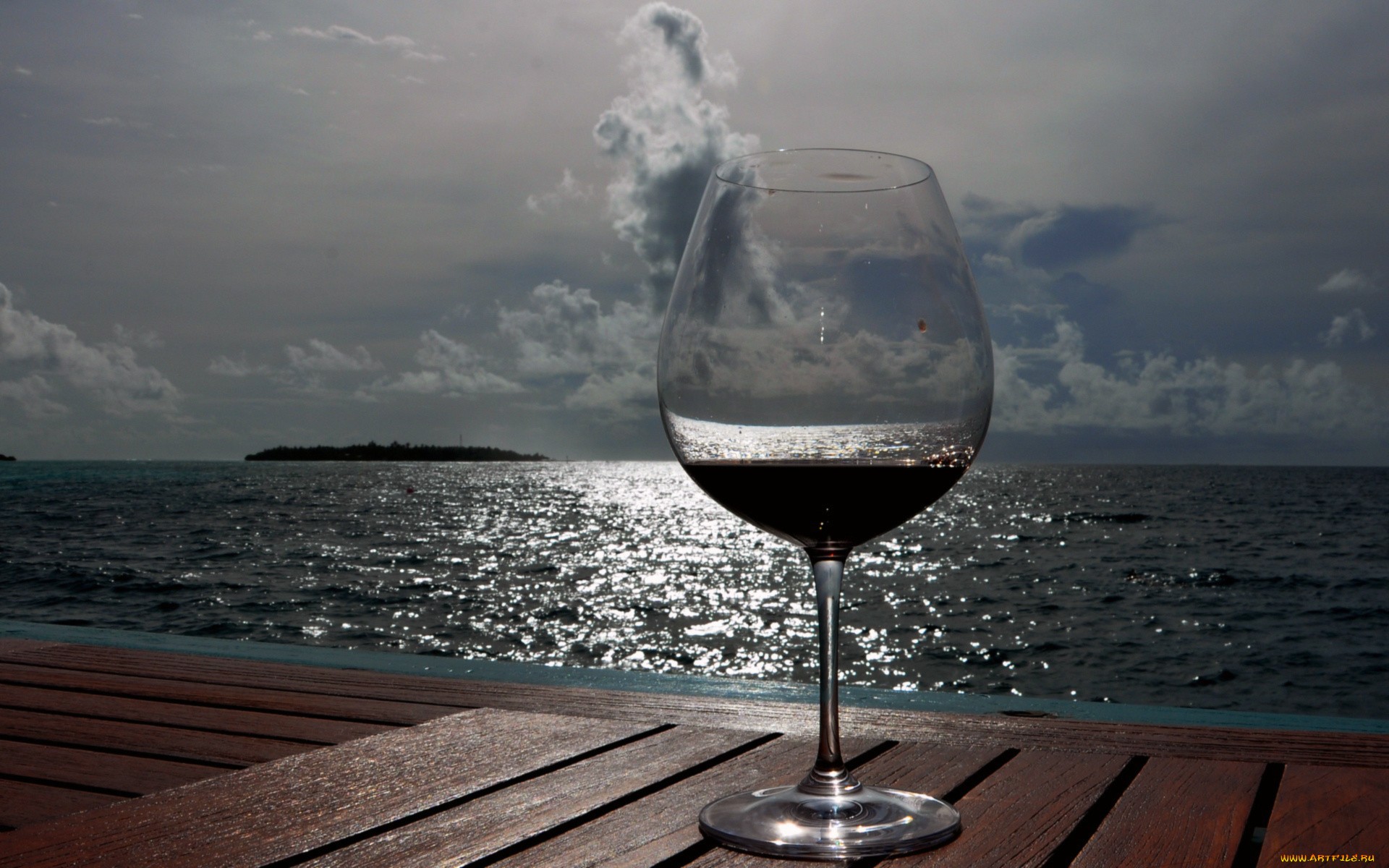 белое вино бокалы у моря скачать