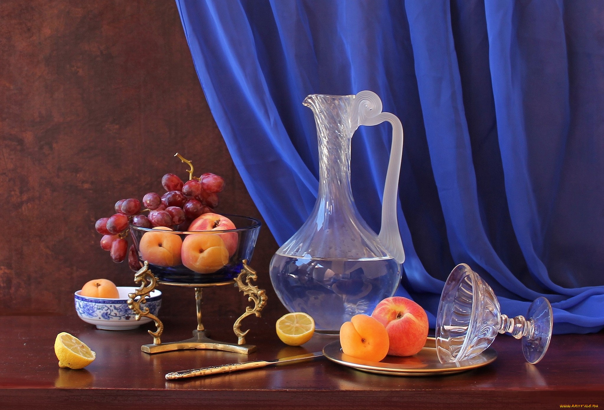 Обои виноград, фрукты, лимон, натюрморт, графин, абрикосы, рюмка, grapes, fruit, lemon, still life, decanter, apricots, glass разрешение 2048x1389 Загрузить