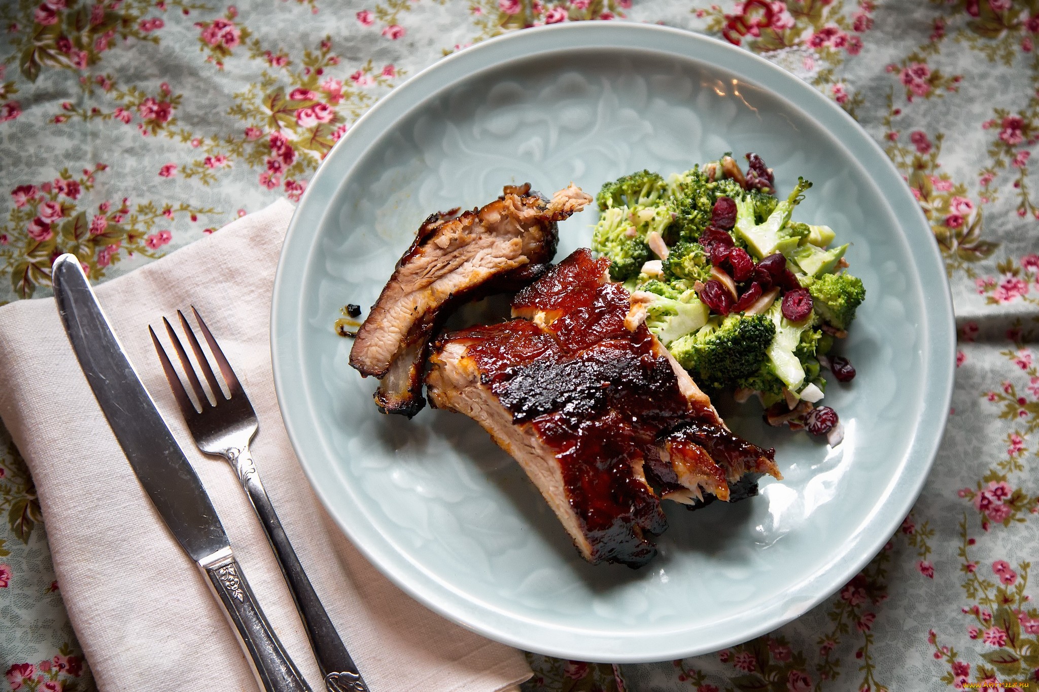 Обои мясо, брокколи, свиные ребрышки, соус барбекю, meat, broccoli, pork ribs, bbq sauce разрешение 2048x1365 Загрузить