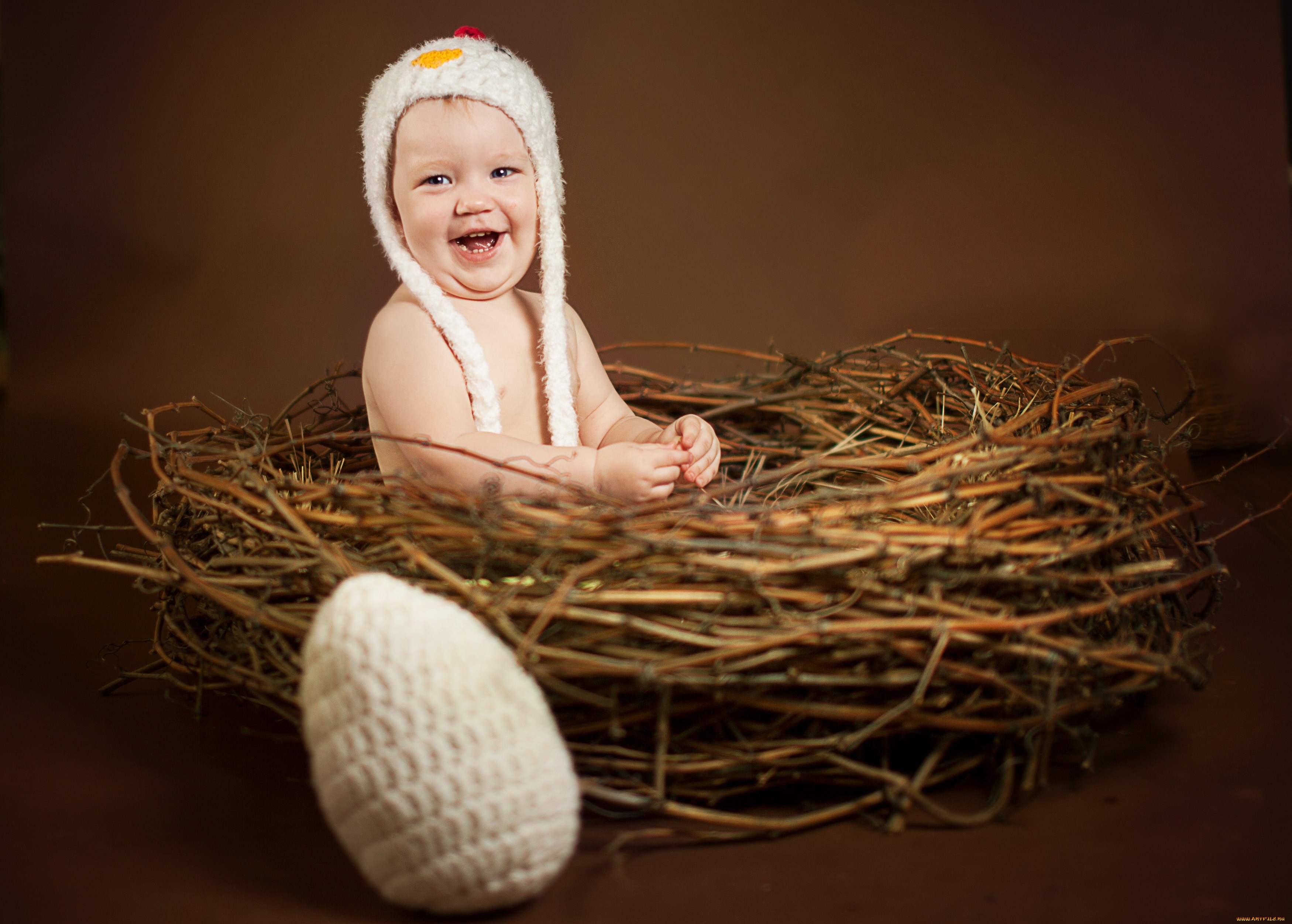 Baby full. Фотосессия на Пасху для детей. Гнездо для младенца. Яйцо для фотосессии. Фотосессия к Пасхе детская.