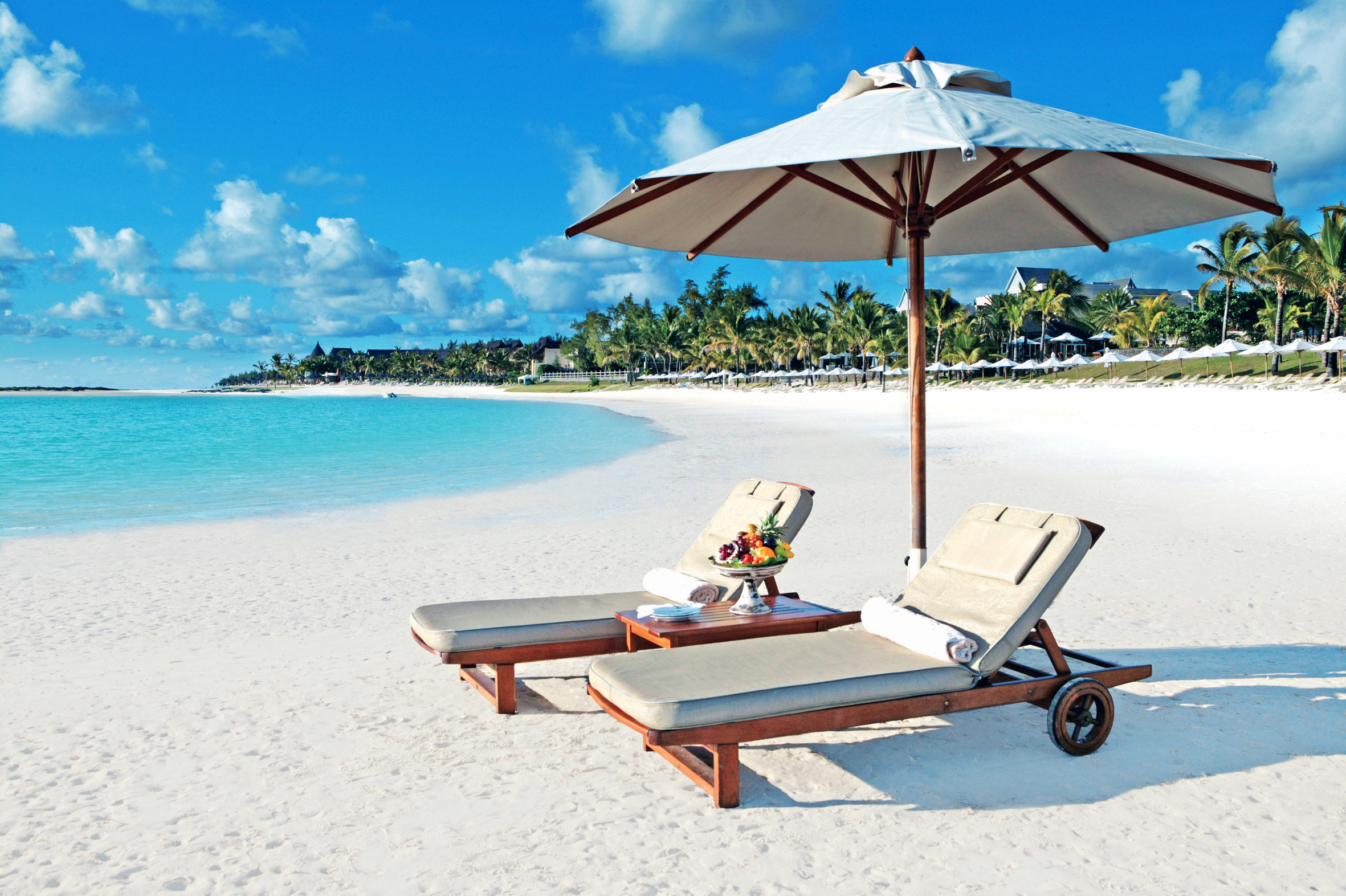 Какие предметы на пляже. The Residence Mauritius. Лежак на пляже. Шезлонг на пляже. Мальдивы шезлонг.