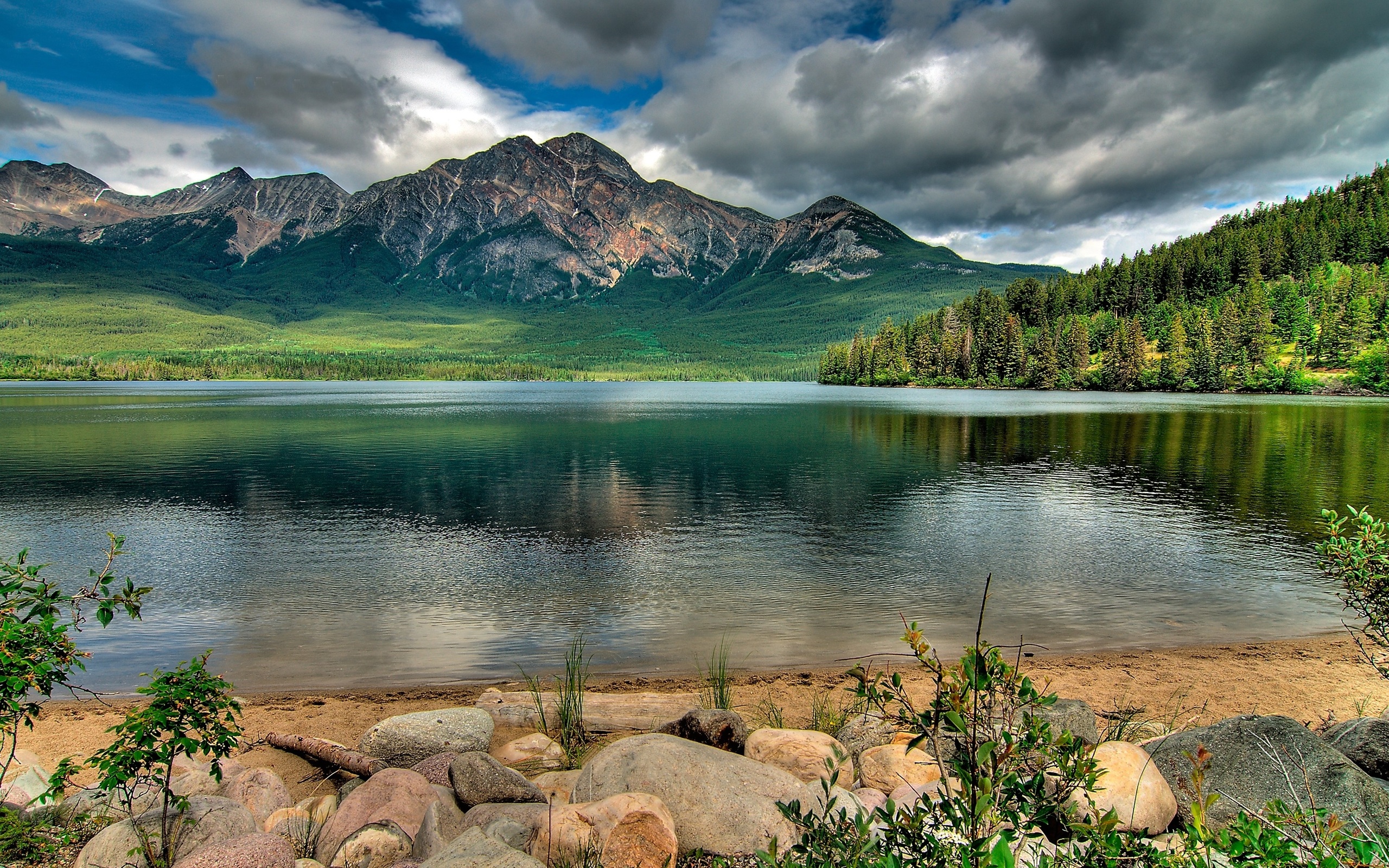 Обои pyramid mountain, in jasper national park, провинция альберта, alberta разрешение 2560x1600 Загрузить