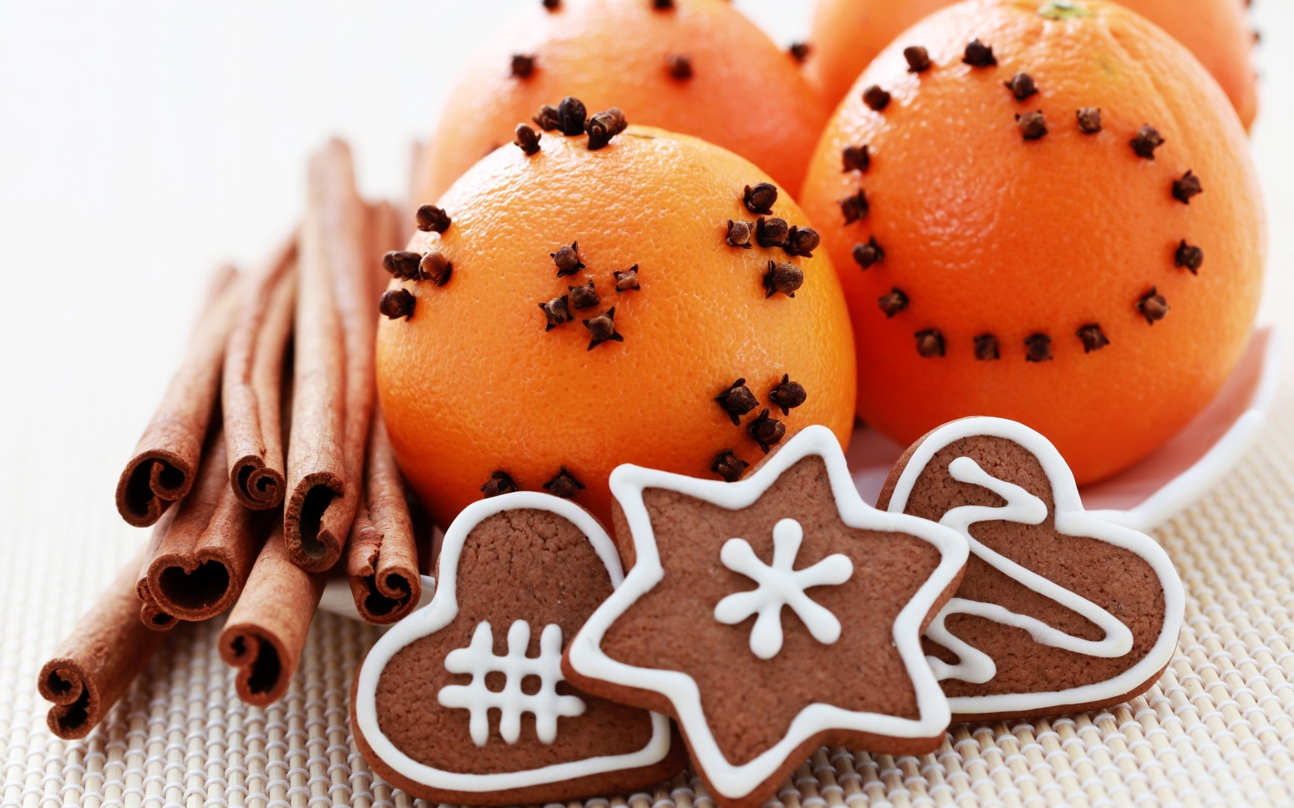 Обои новый год, корица, апельсины, праздник, печенье, декорации, new year, cinnamon, oranges, holiday, cookies, the scenery разрешение 2560x1600 Загрузить