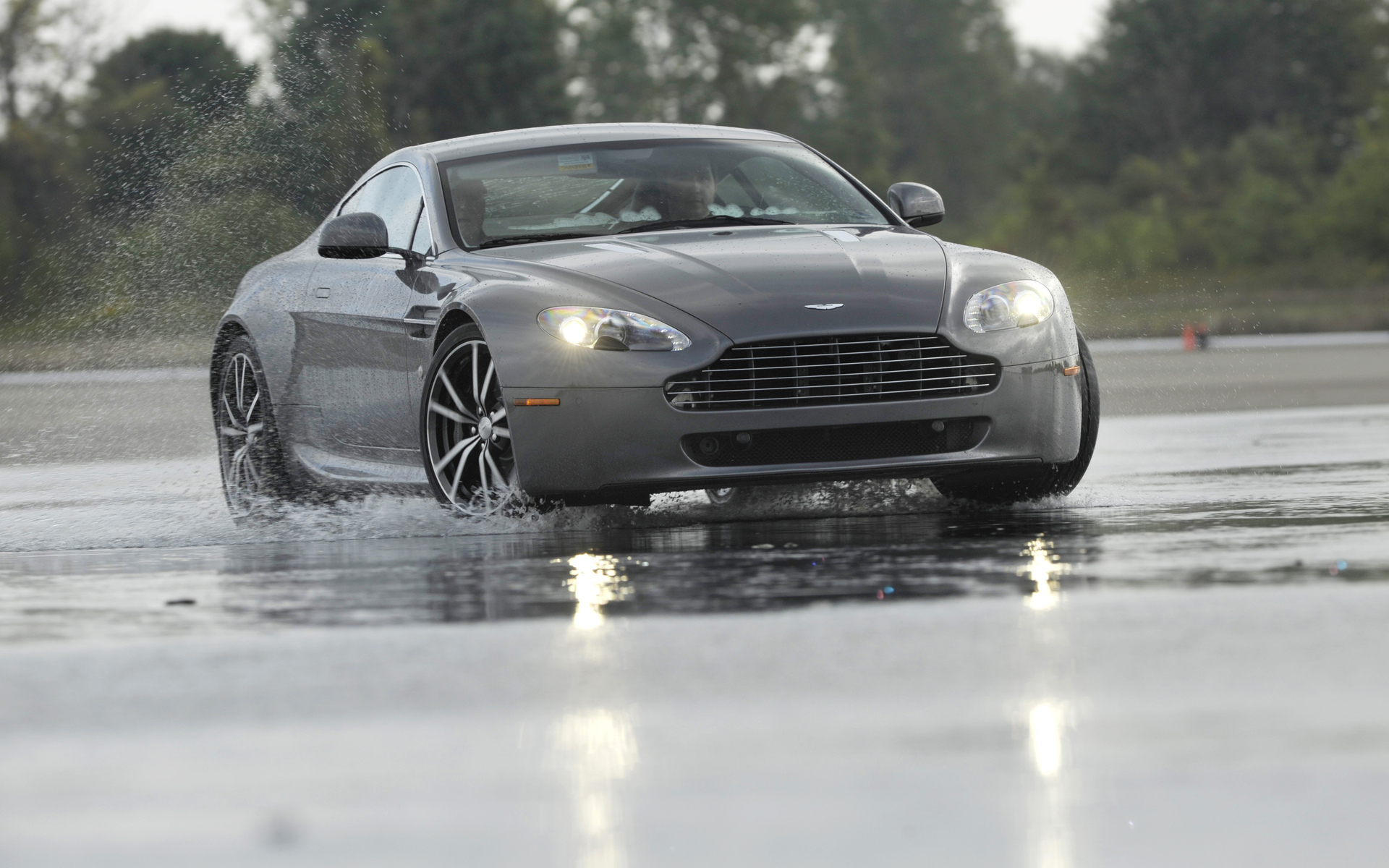 Обои серый, лужа, астон мартин, grey, puddle, aston martin разрешение 1920x1200 Загрузить