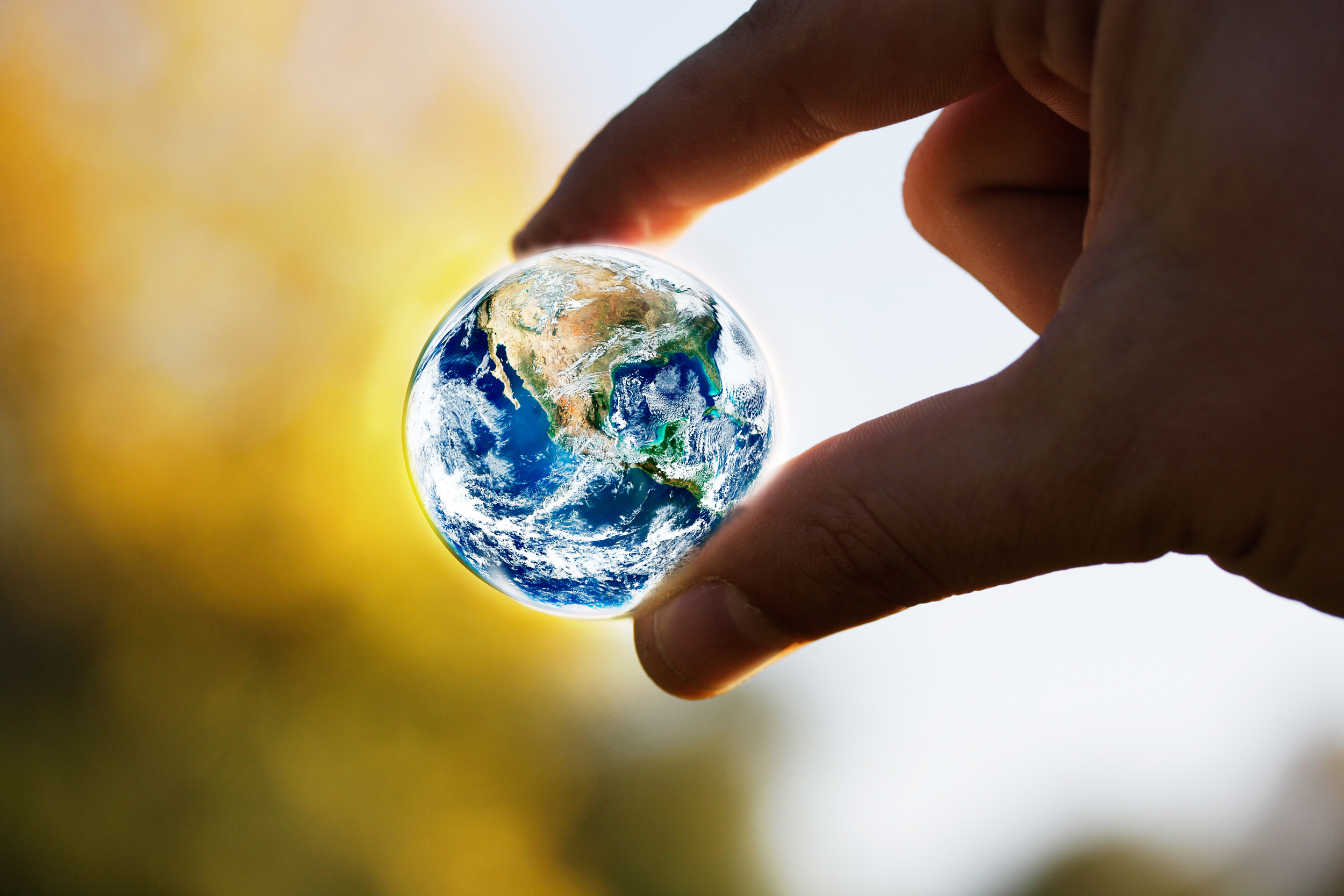 Погода земной шар. Земной шар в руках. Планета земля в руках. Планета в руках. Земной шарик.