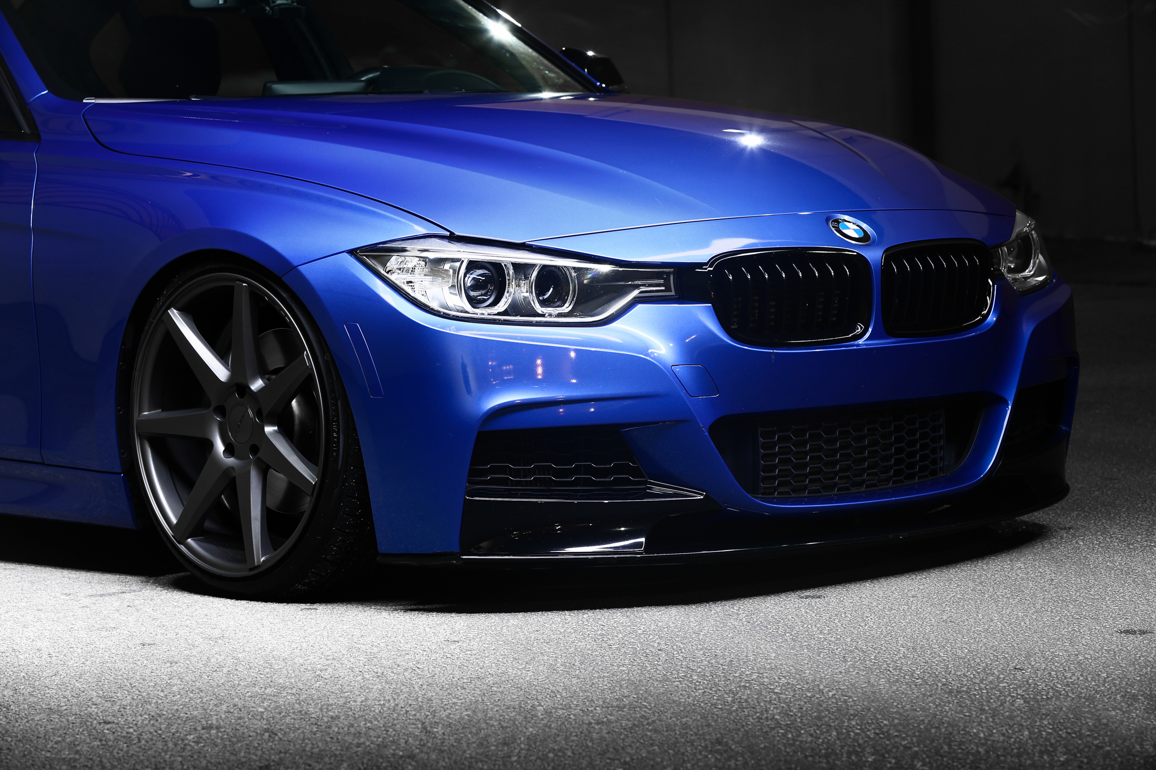 голубенькая блестящая BMW загрузить