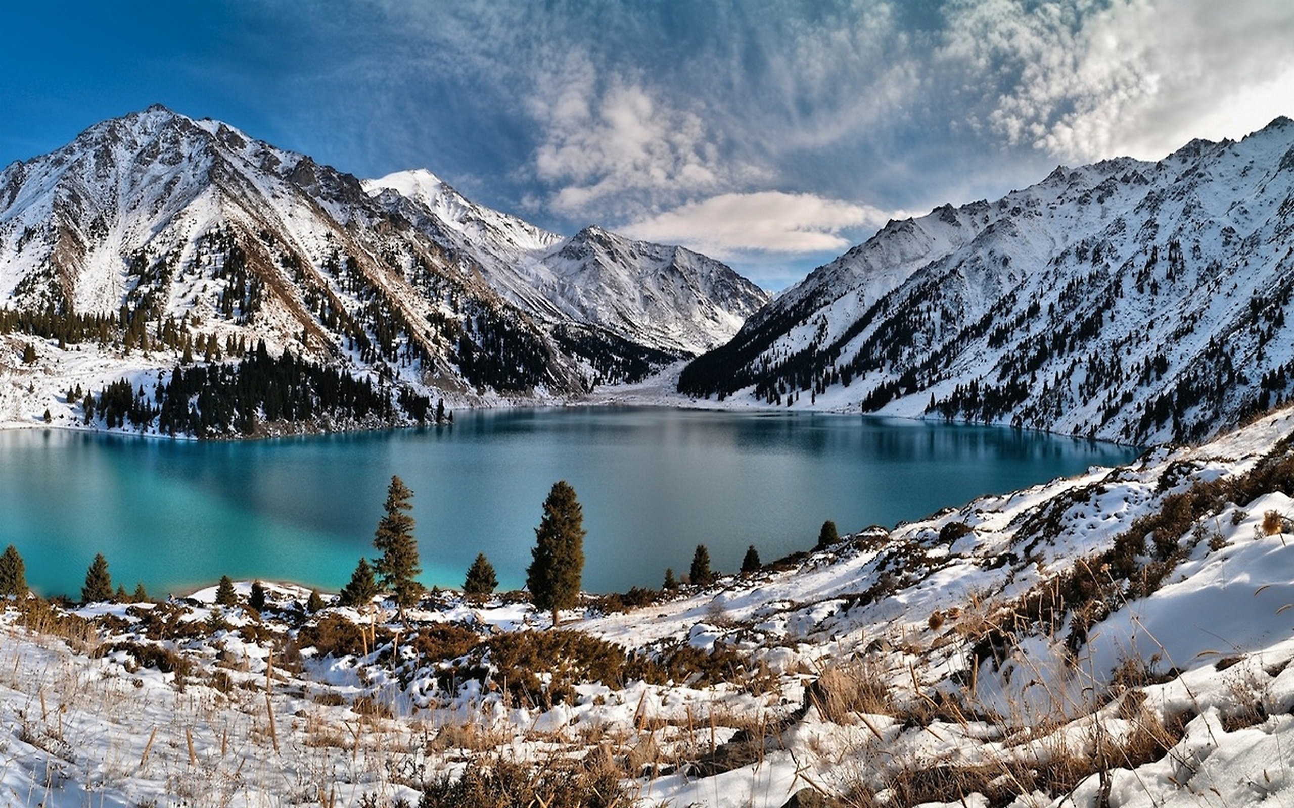 Озера в гребнях. Каракольские озера. Озеро Рица Абхазия. Озеро Дарашколь. Озеро Мерцбахера Киргизия.