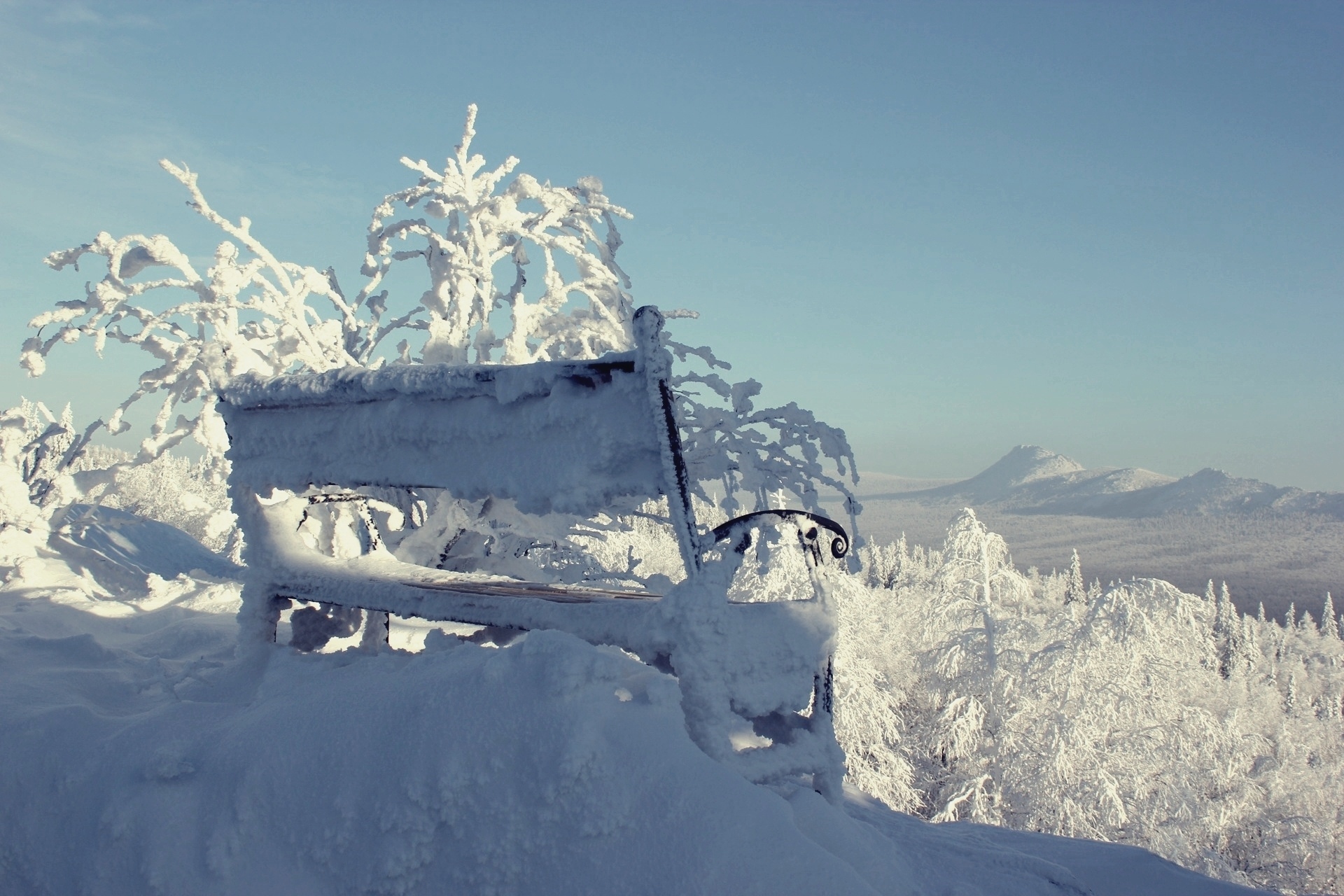 Обои небо, горы, снег, лес, зима, южный урал, таганай, the sky, mountains, snow, forest, winter, south ural, taganay разрешение 1920x1280 Загрузить