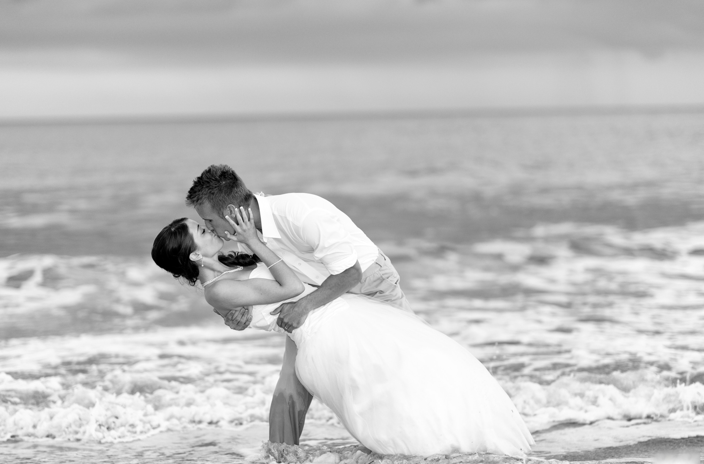 Влюбленные, свадебный букет, поцелуй, море, пляж бесплатно