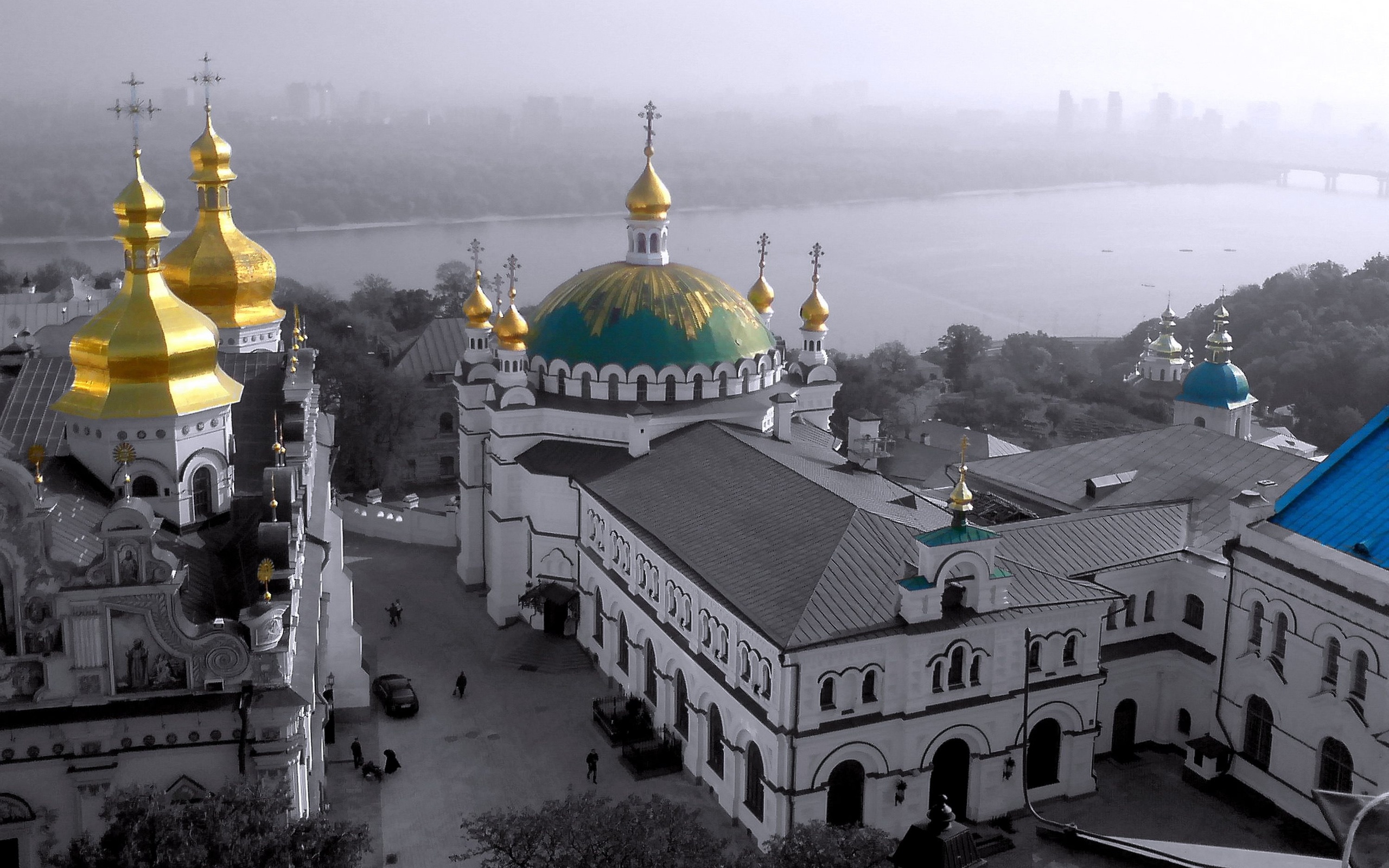 Храм с черными куполами в Москве