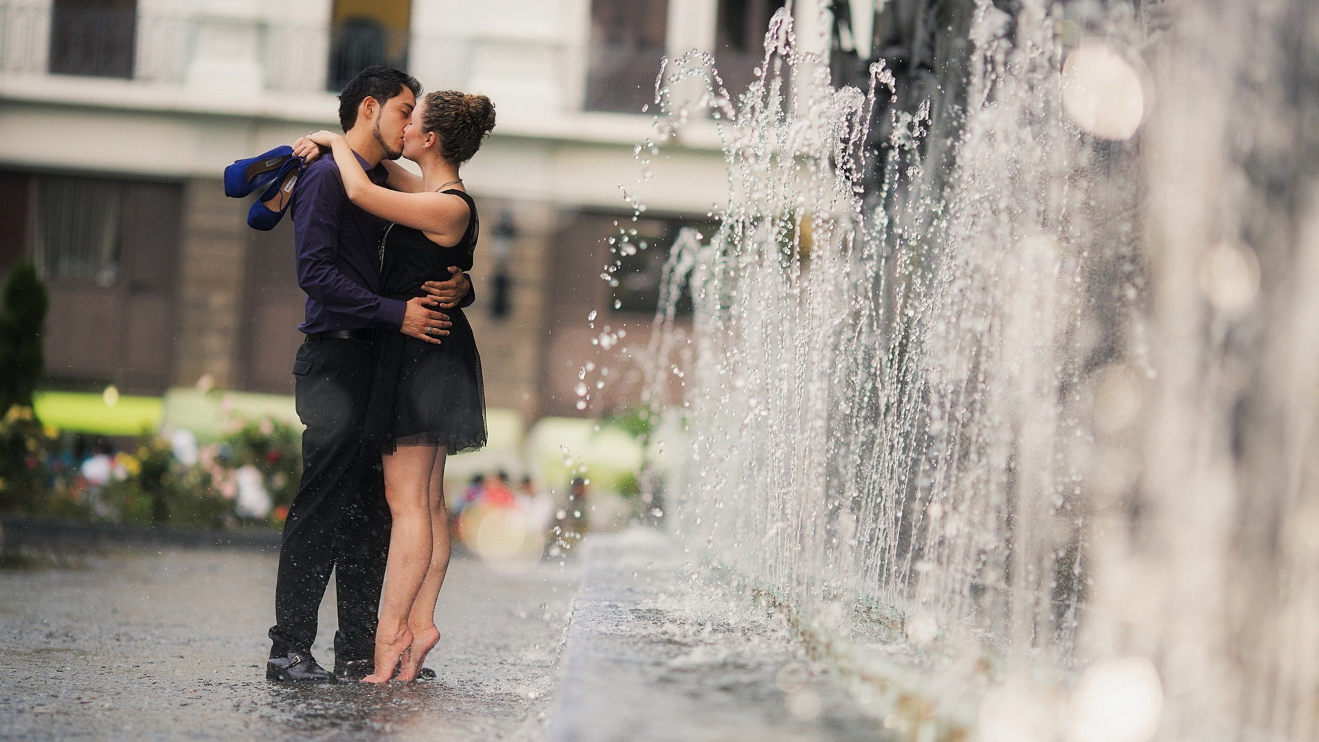Обои девушка и парень целуются у фонтана, влюбленная пара, girl and guy kissing by the fountain, a couple in love разрешение 1920x1080 Загрузить