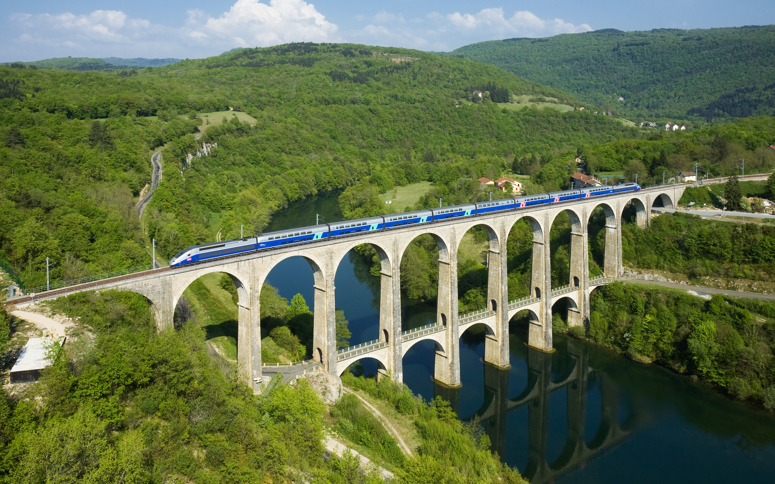 Обои река, лес, мост, поезд, франция, cize-bolozon viaduct, river, forest, bridge, train, france разрешение 2560x1600 Загрузить