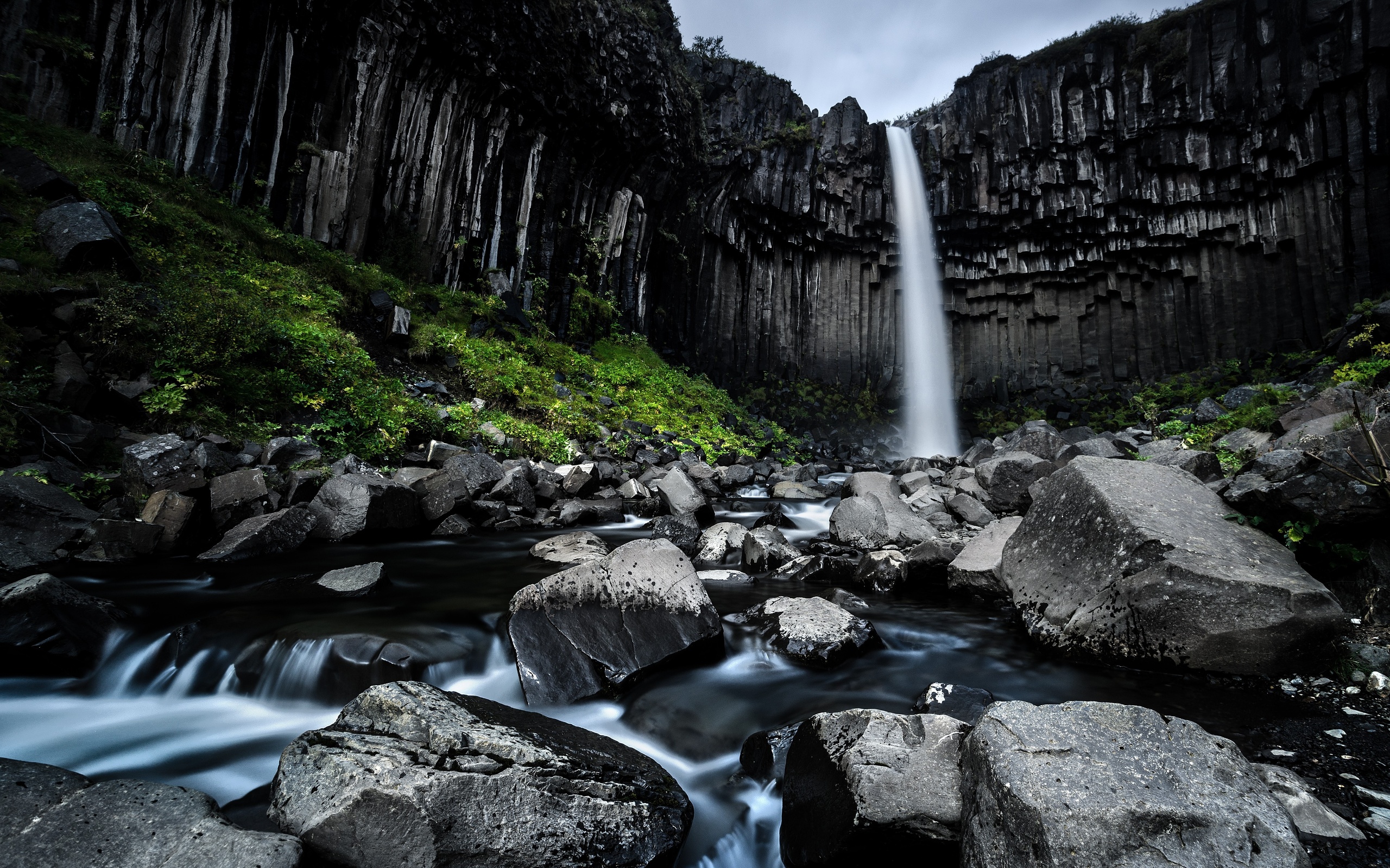 Обои водопад, исландия, чёрный водопад, свартифосс, waterfall, iceland, black waterfall, svartifoss разрешение 2560x1600 Загрузить