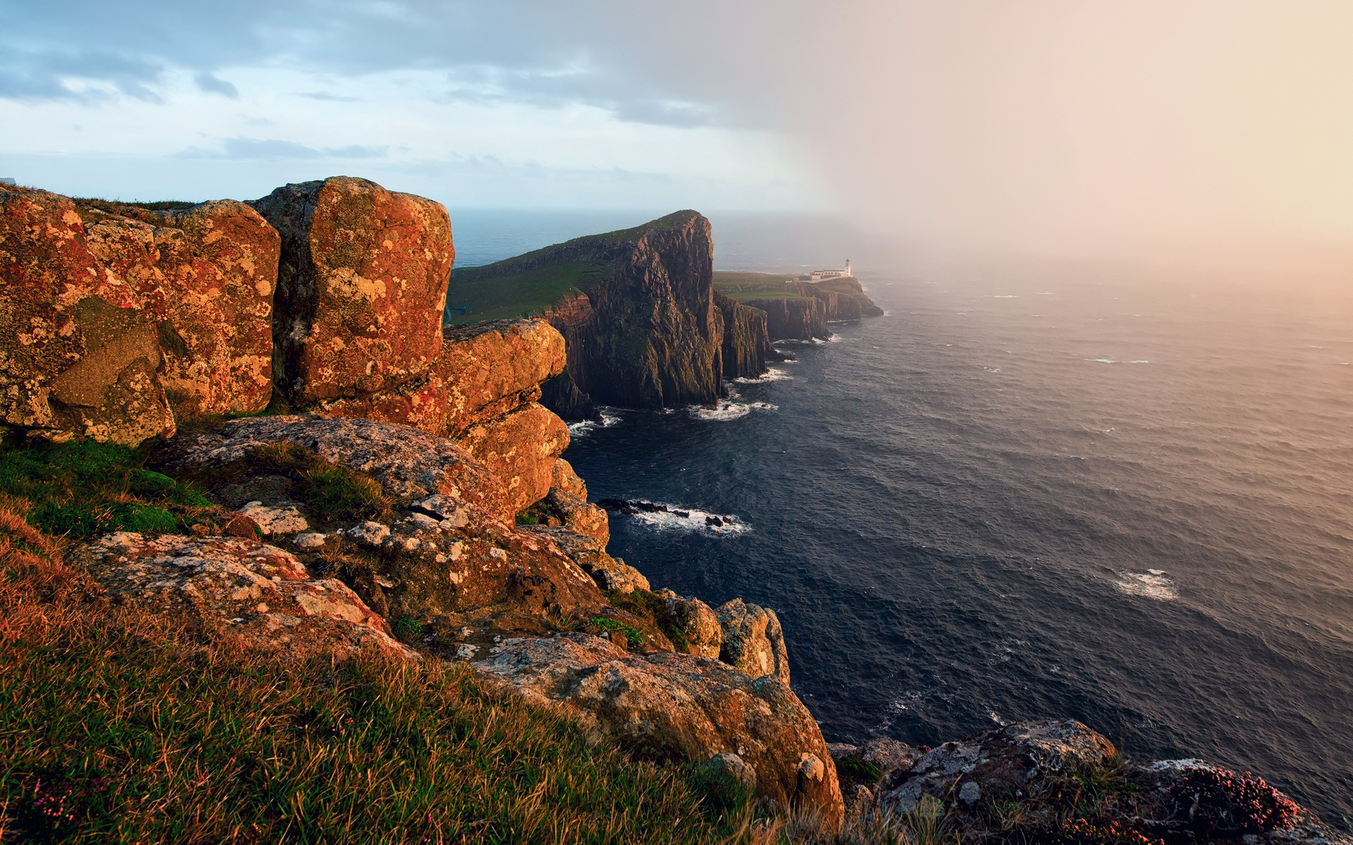 Обои свет, скалы, море, маяк, шотландия, британия, на краю, light, rocks, sea, lighthouse, scotland, britain, on the edge разрешение 1920x1200 Загрузить