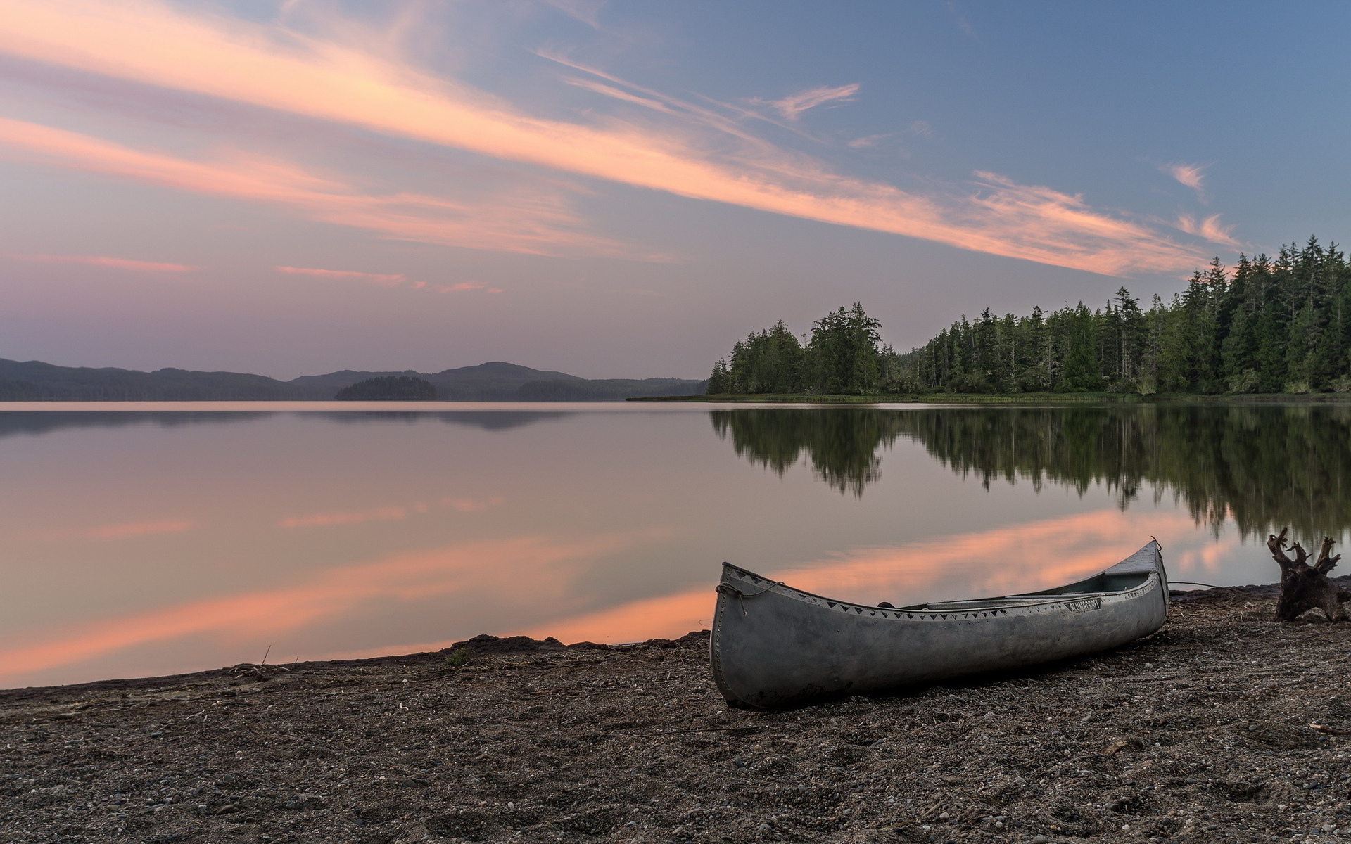 Обои озеро, лес, пляж, рассвет, лодка, lake, forest, beach, dawn, boat разрешение 1920x1200 Загрузить