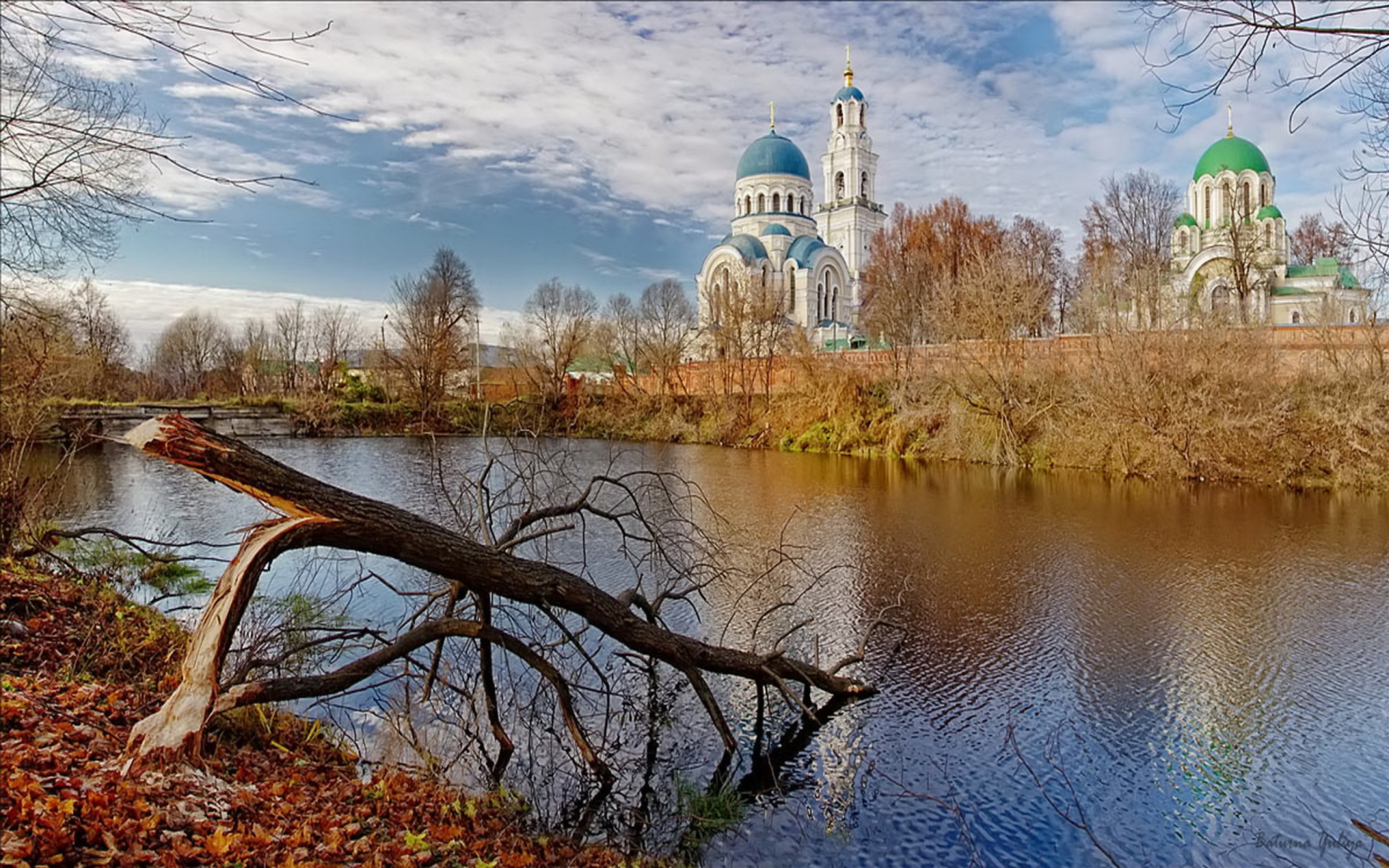 Тихонова пустынь с рекой