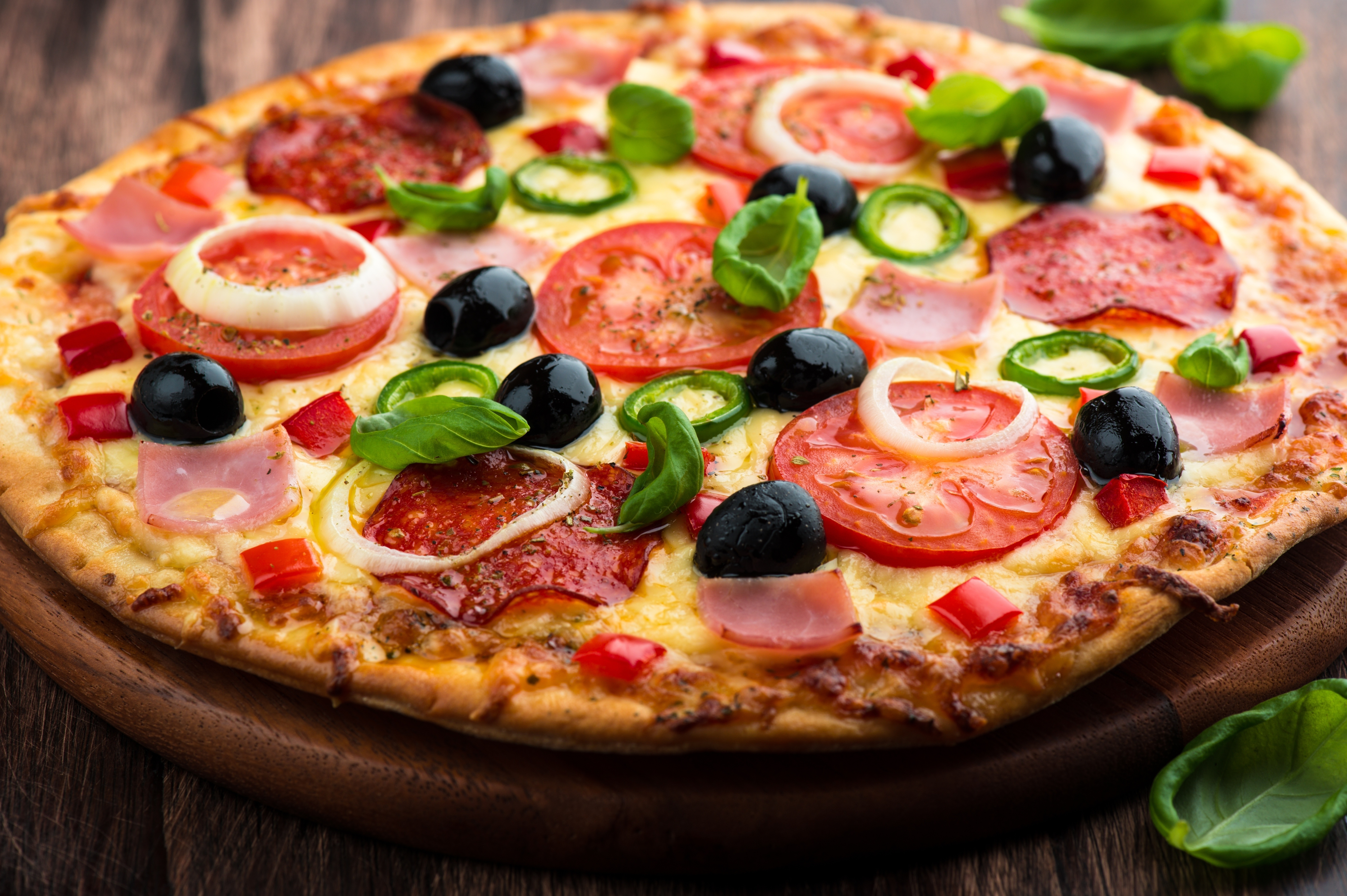 Pizza reaby. Неаполитанская пицца маринара. Настоящая итальянская пицца. Сочная вкусная пицца. Традиционная итальянская пицца.