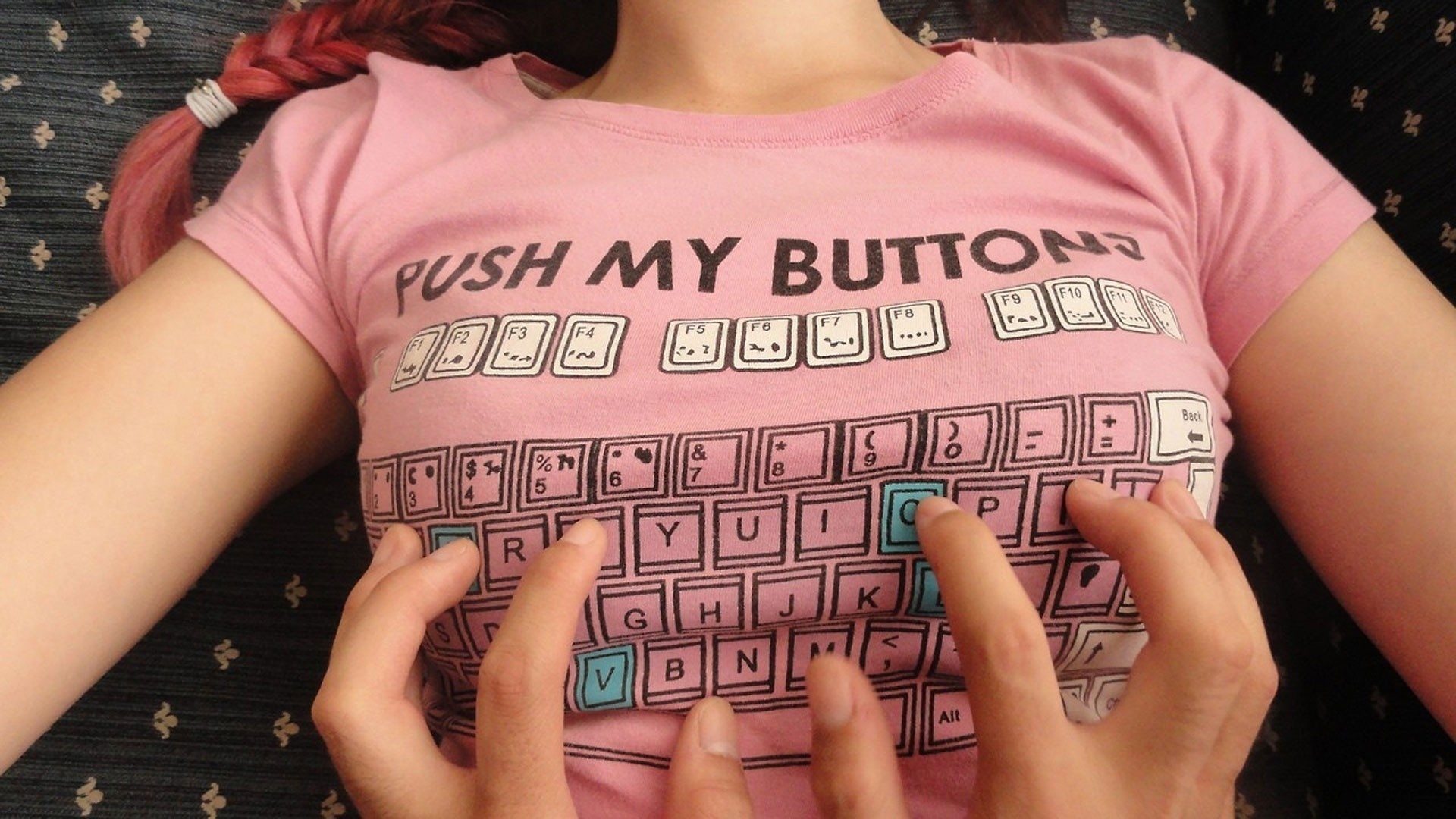 Обои клавиатура, руки, пальцы, футболка, keyboard, hands, fingers, t-shirt разрешение 1920x1080 Загрузить