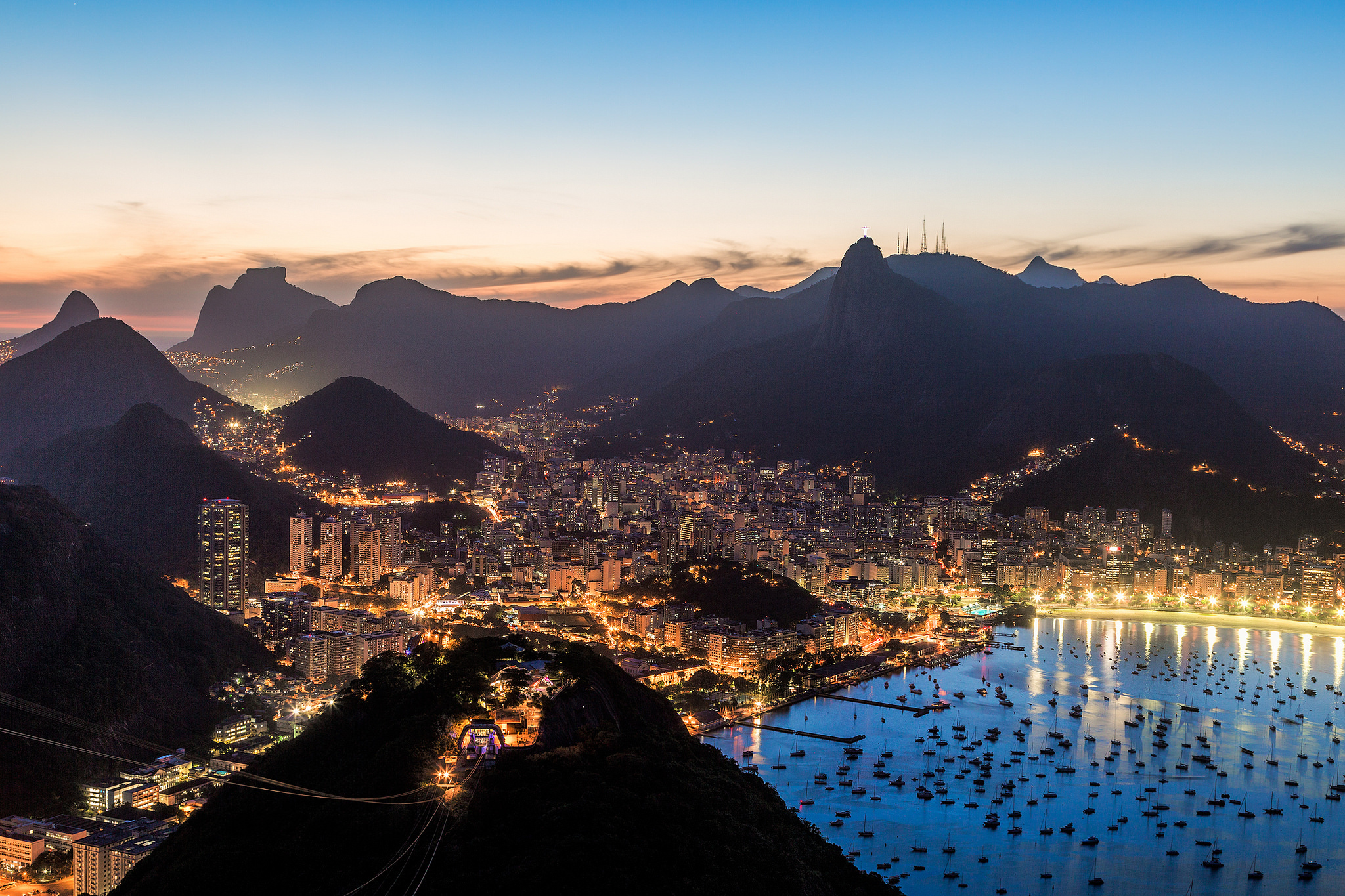 Brazil. Рио-де-Жанейро. Бразилия Рио де Жанейро. Рио-де-Жанейро (город в Бразилии) ночью. Бразилия Рио-де-Жанейро фото.